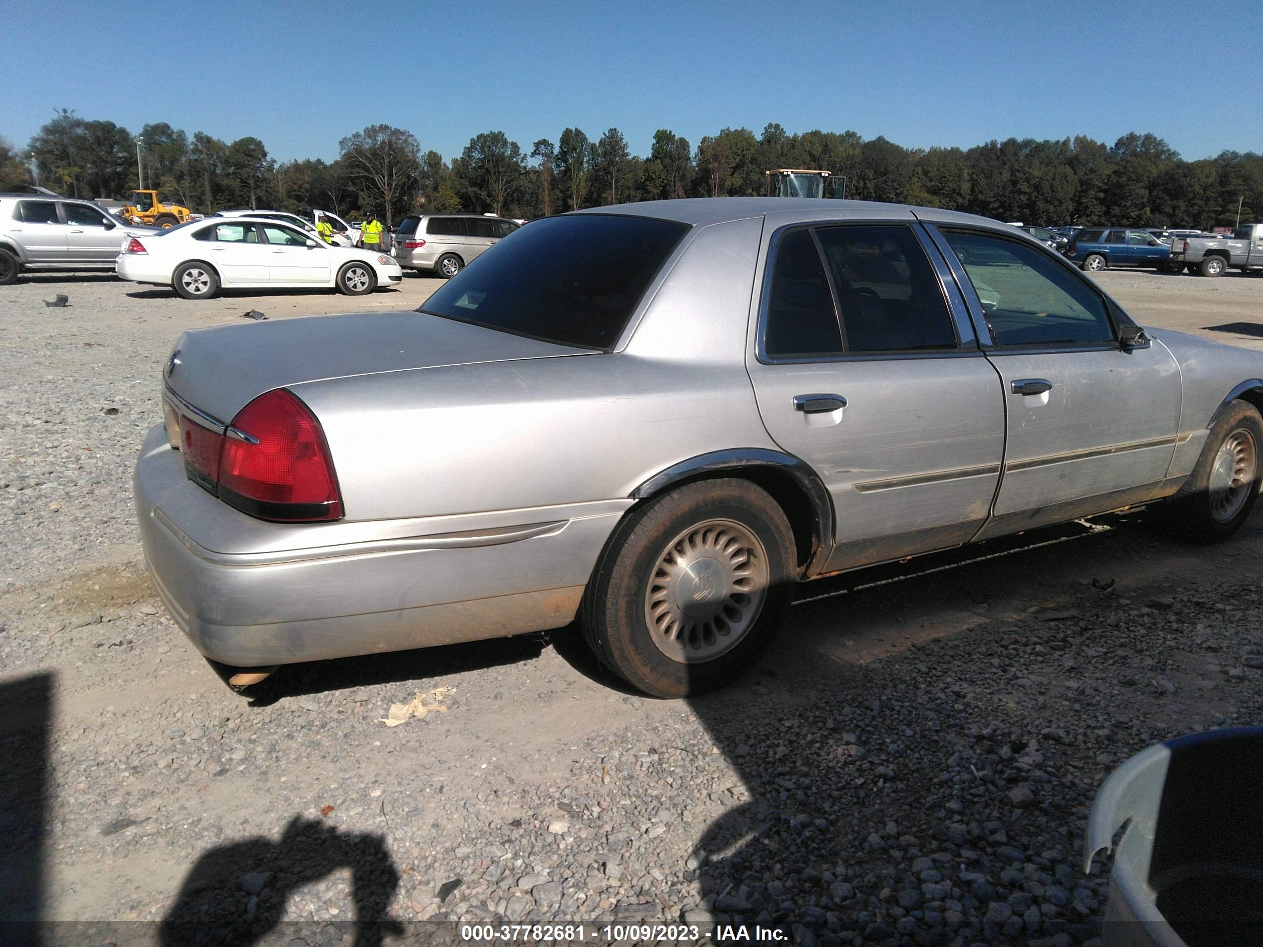 Photo 3 VIN: 2MEFM75W62X651365 - MERCURY GRAND MARQUIS 