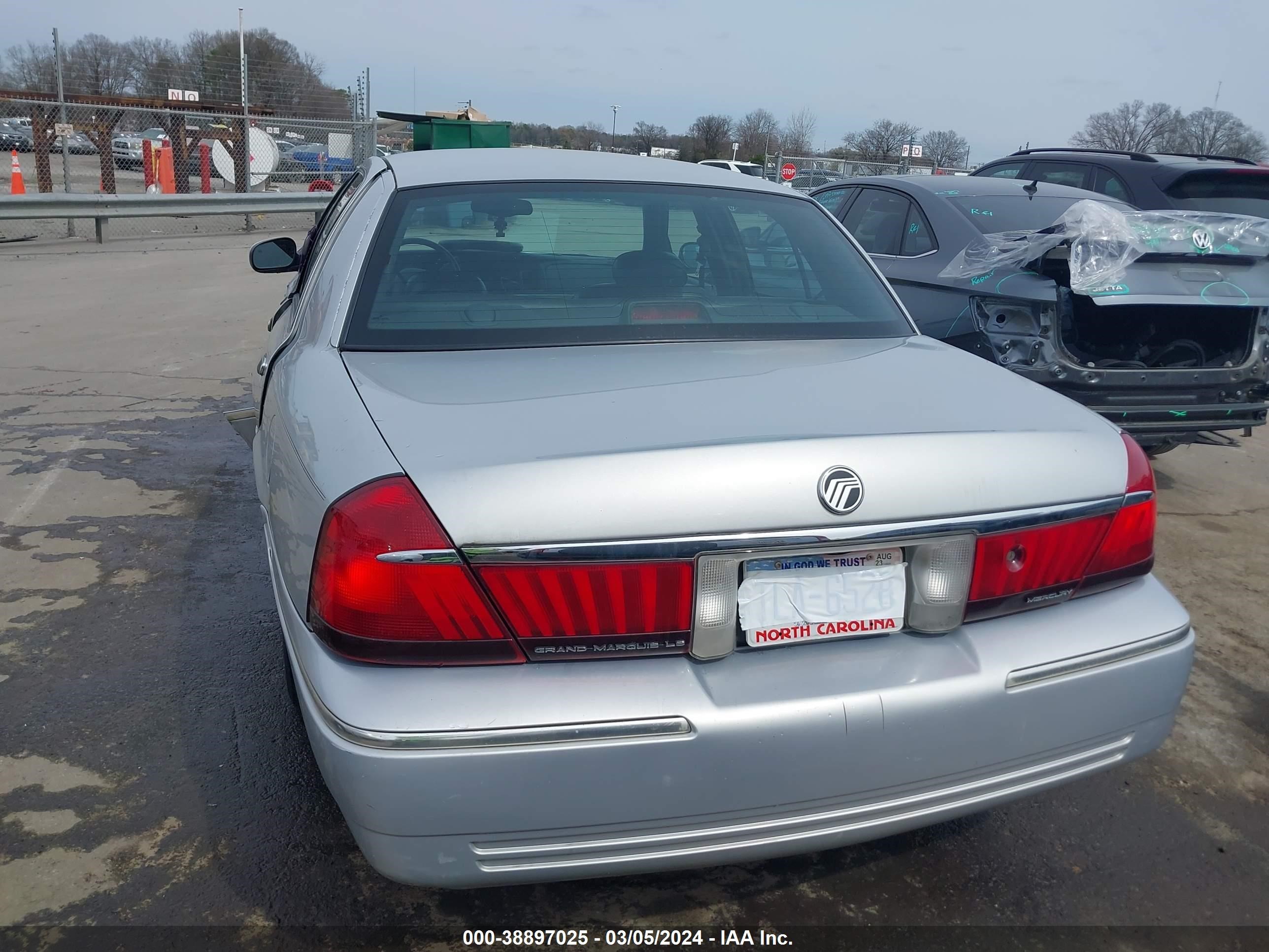 Photo 15 VIN: 2MEFM75W62X655819 - MERCURY GRAND MARQUIS 