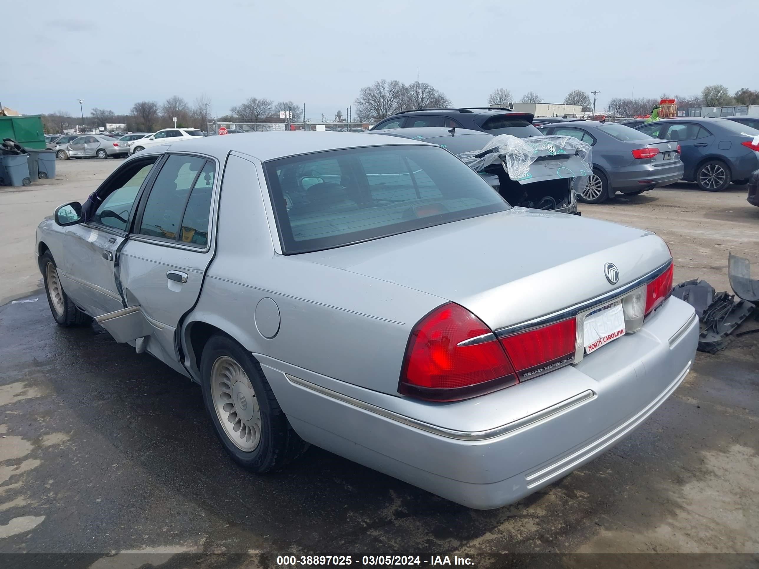 Photo 2 VIN: 2MEFM75W62X655819 - MERCURY GRAND MARQUIS 