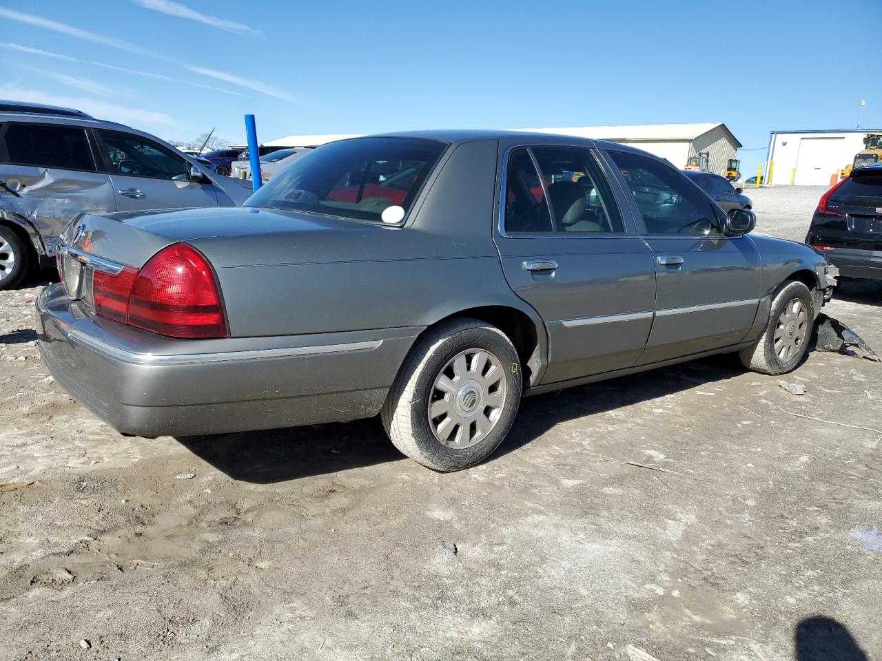 Photo 2 VIN: 2MEFM75W63X708360 - MERCURY GRAND MARQUIS 