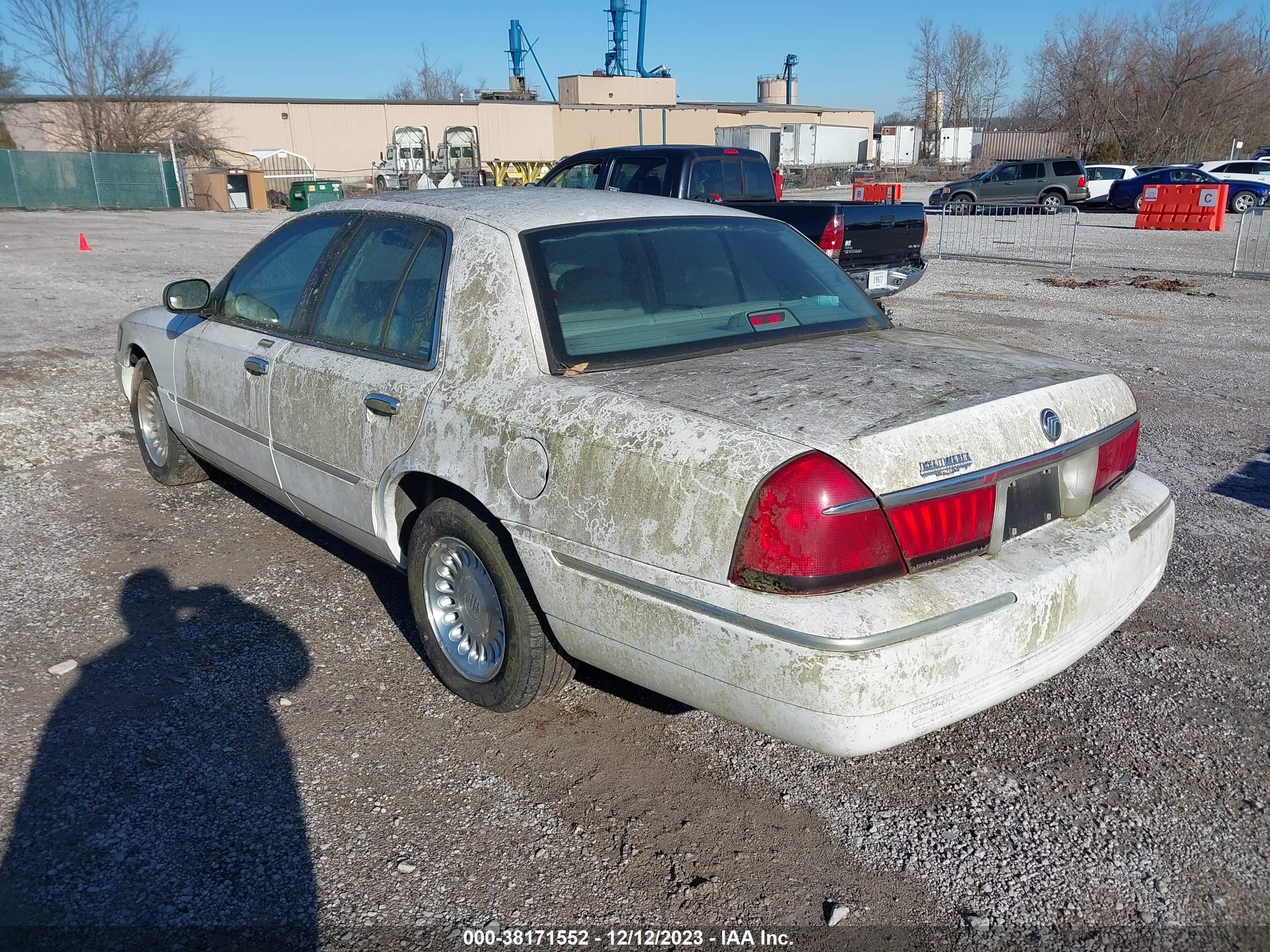 Photo 2 VIN: 2MEFM75W6WX653087 - MERCURY GRAND MARQUIS 