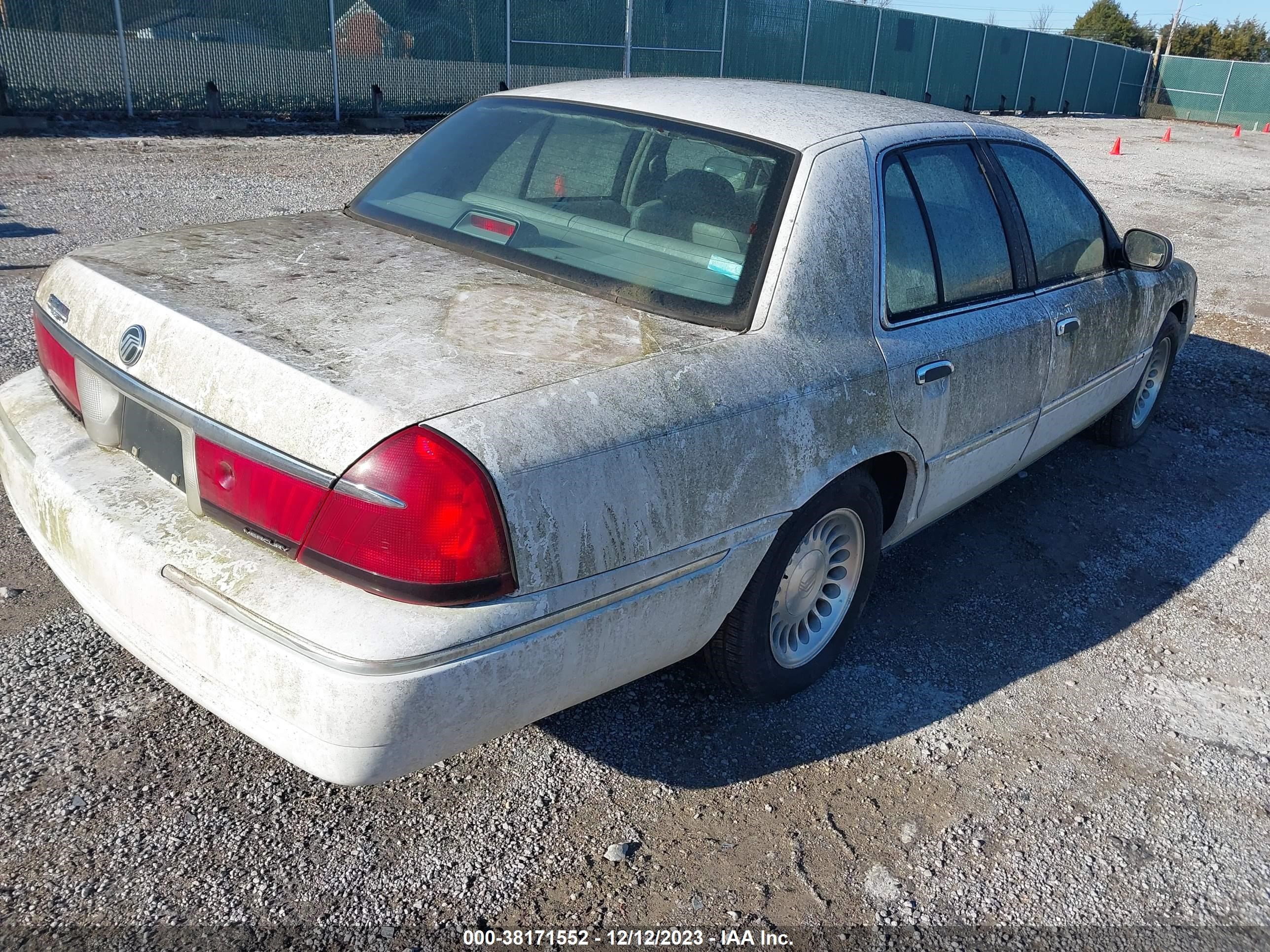 Photo 3 VIN: 2MEFM75W6WX653087 - MERCURY GRAND MARQUIS 