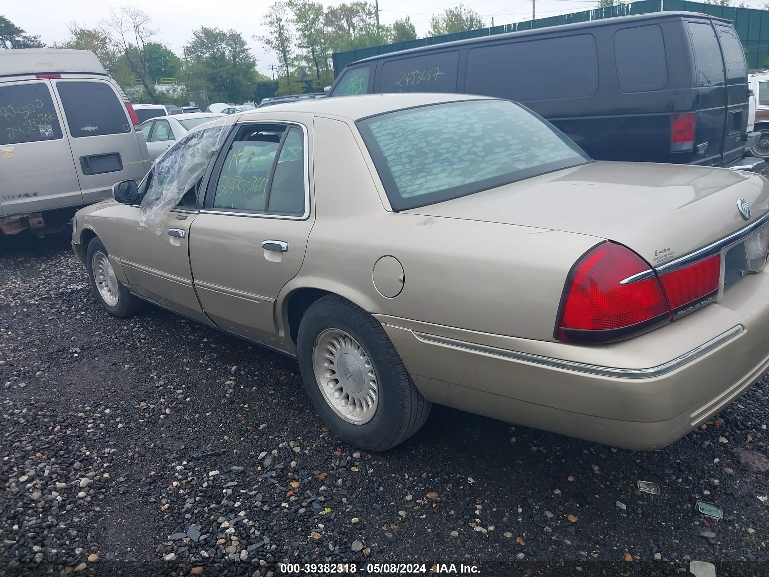 Photo 2 VIN: 2MEFM75W6XX630586 - MERCURY GRAND MARQUIS 