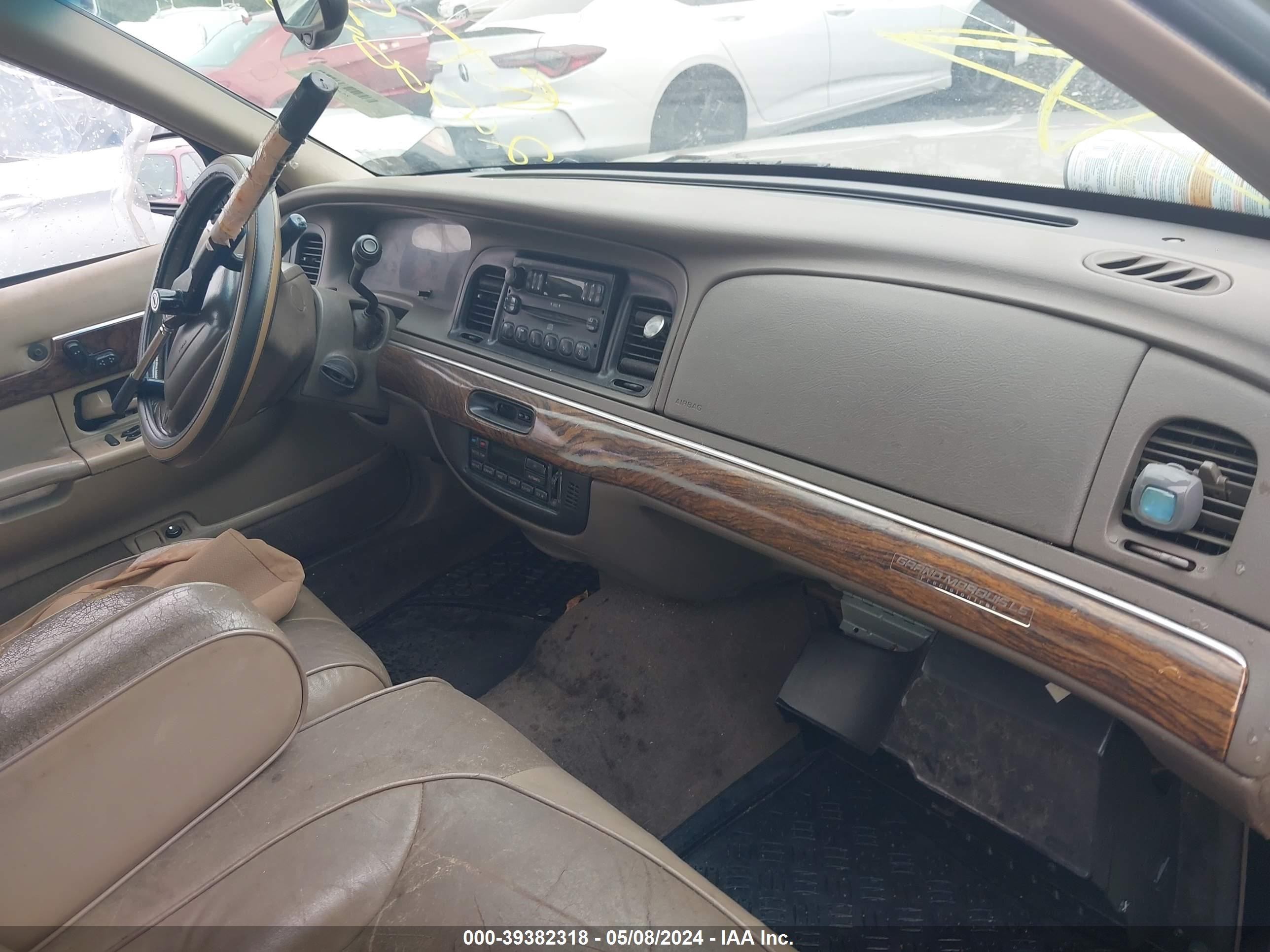 Photo 4 VIN: 2MEFM75W6XX630586 - MERCURY GRAND MARQUIS 