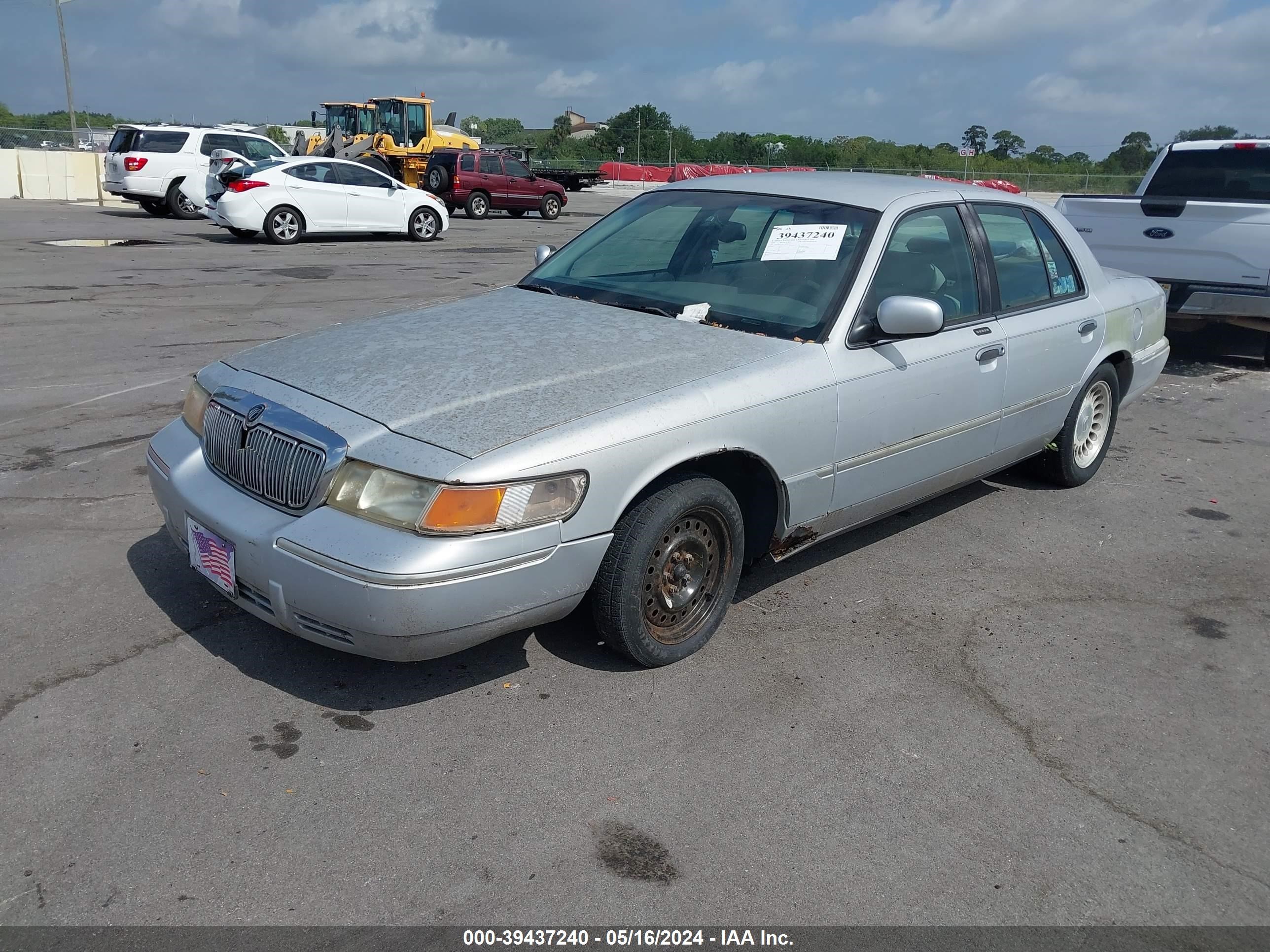 Photo 1 VIN: 2MEFM75W6YX668031 - MERCURY GRAND MARQUIS 