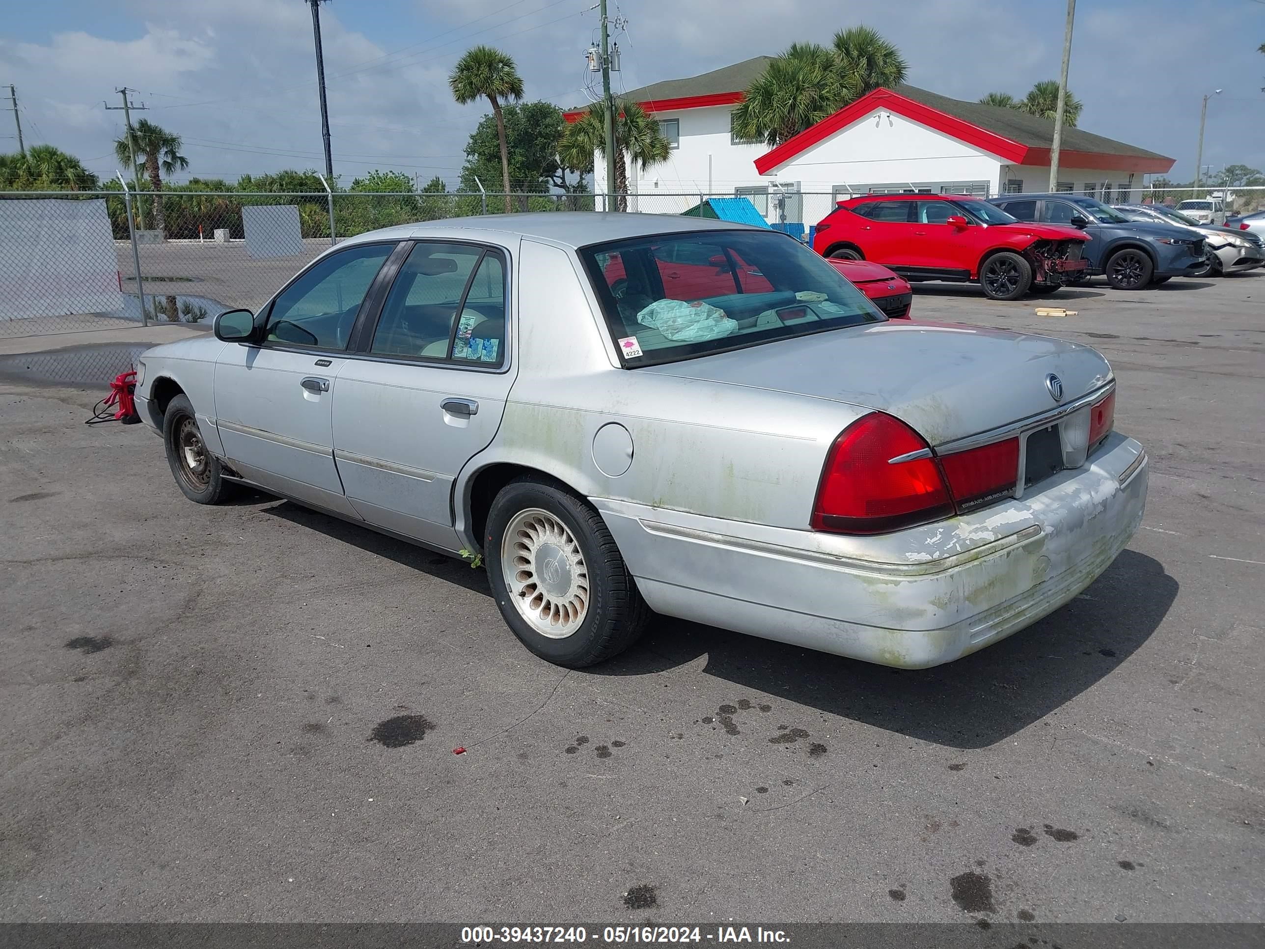 Photo 2 VIN: 2MEFM75W6YX668031 - MERCURY GRAND MARQUIS 