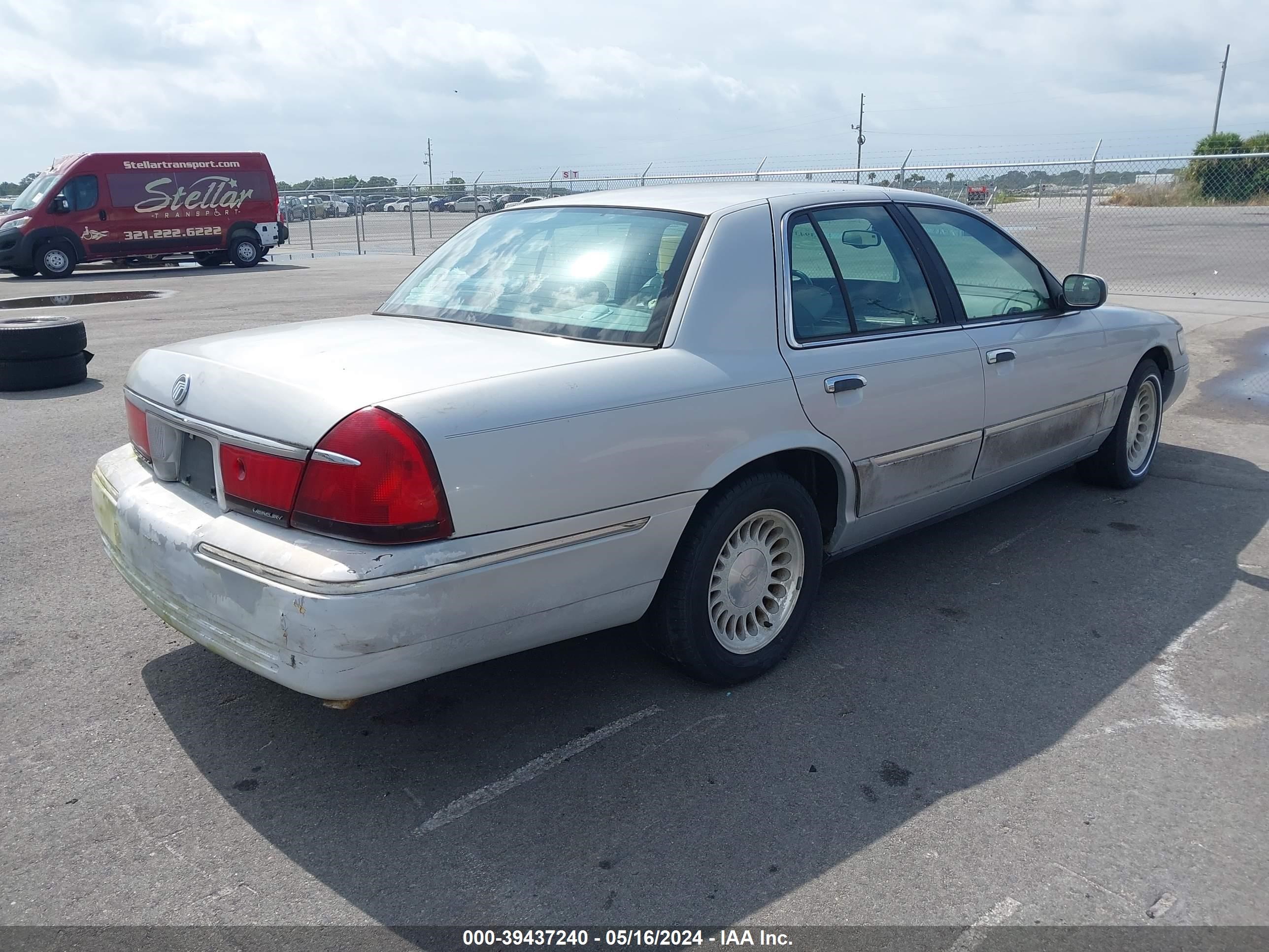 Photo 3 VIN: 2MEFM75W6YX668031 - MERCURY GRAND MARQUIS 