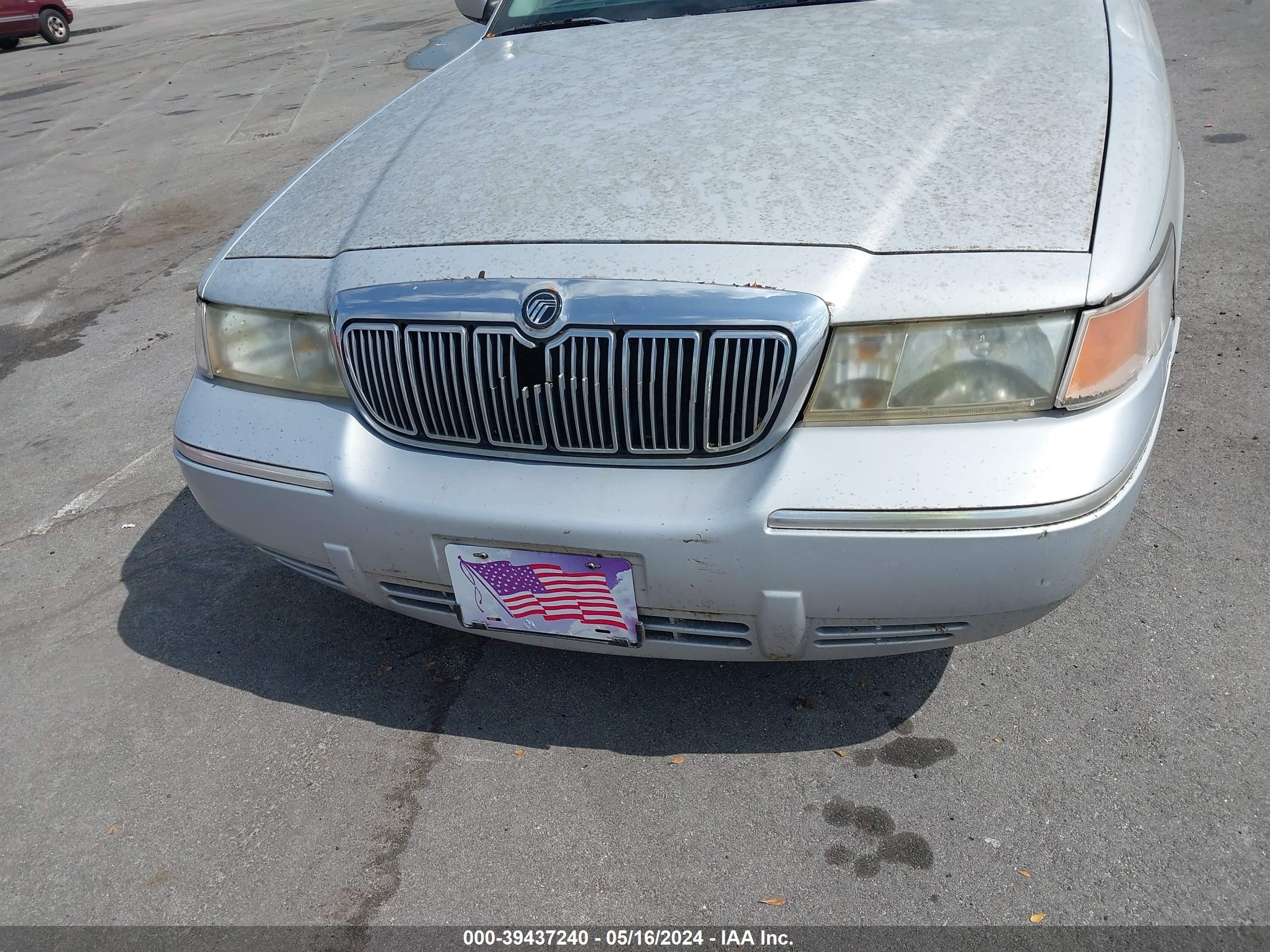 Photo 5 VIN: 2MEFM75W6YX668031 - MERCURY GRAND MARQUIS 