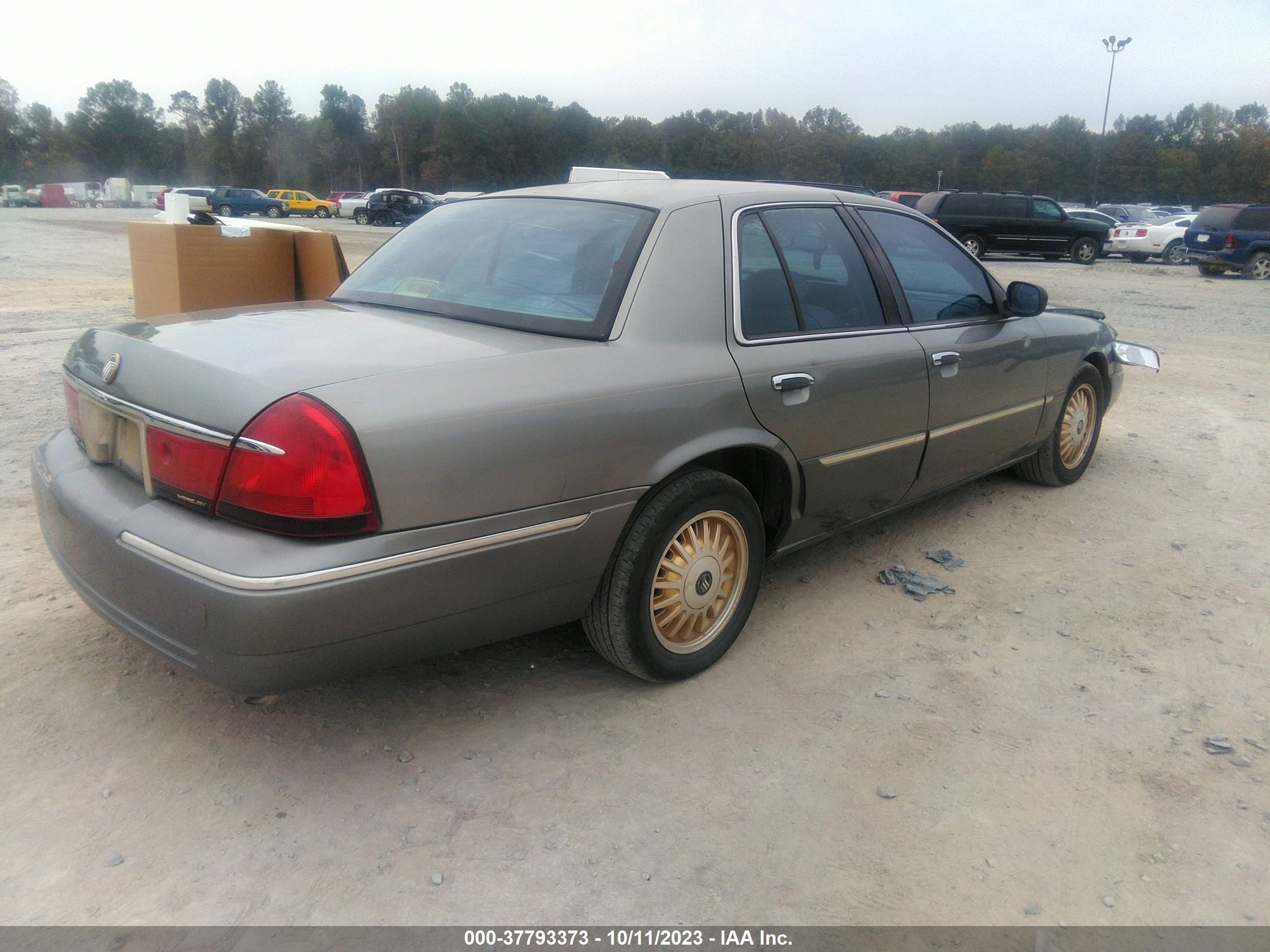 Photo 3 VIN: 2MEFM75W6YX697528 - MERCURY GRAND MARQUIS 