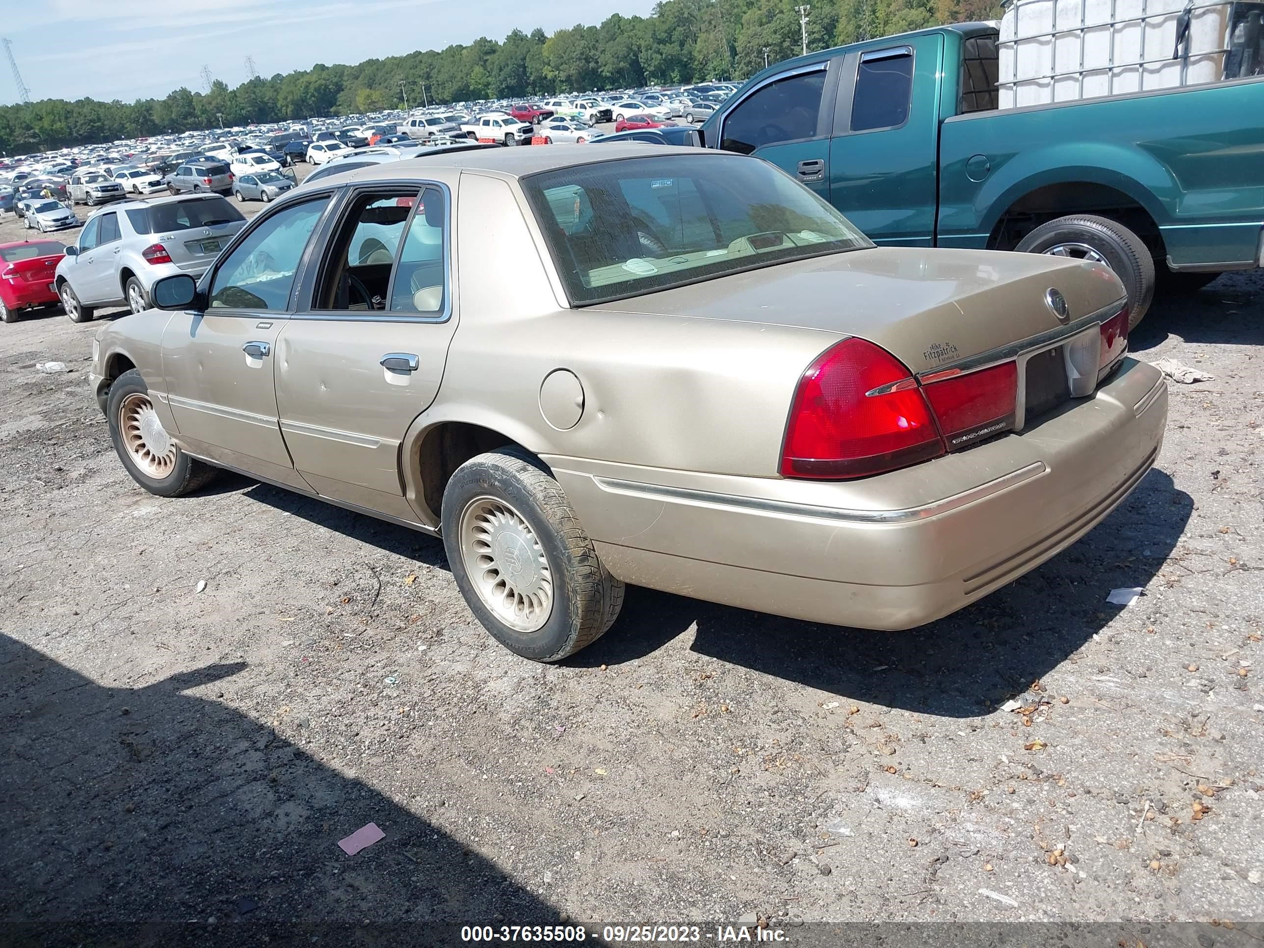 Photo 2 VIN: 2MEFM75W6YX720502 - MERCURY GRAND MARQUIS 