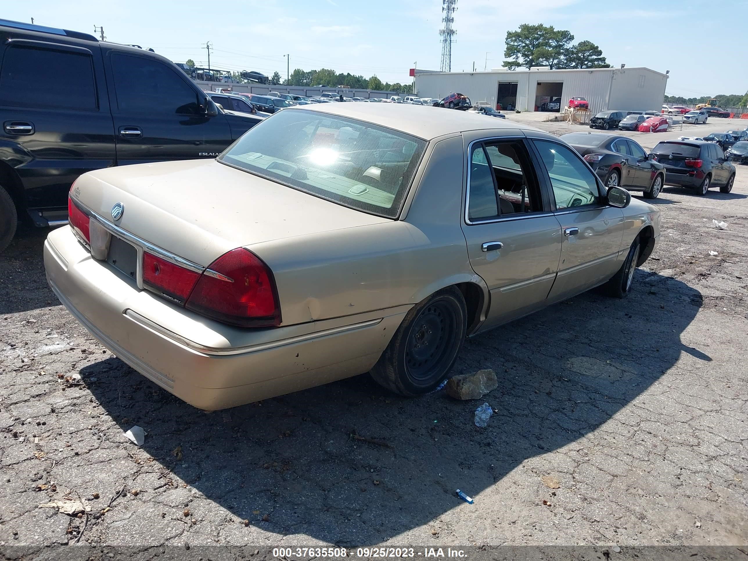 Photo 3 VIN: 2MEFM75W6YX720502 - MERCURY GRAND MARQUIS 