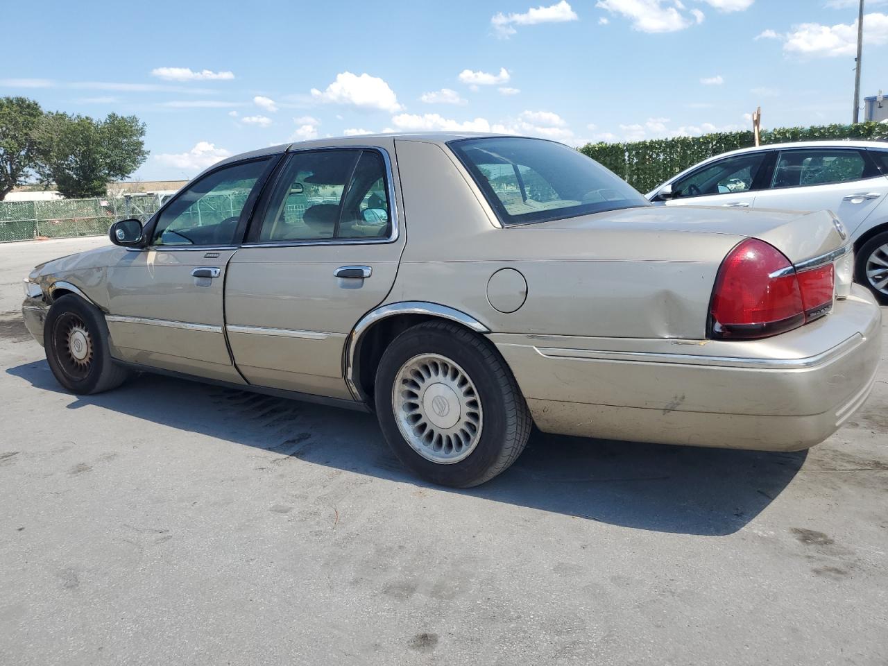 Photo 1 VIN: 2MEFM75W6YX737140 - MERCURY GRAND MARQUIS 