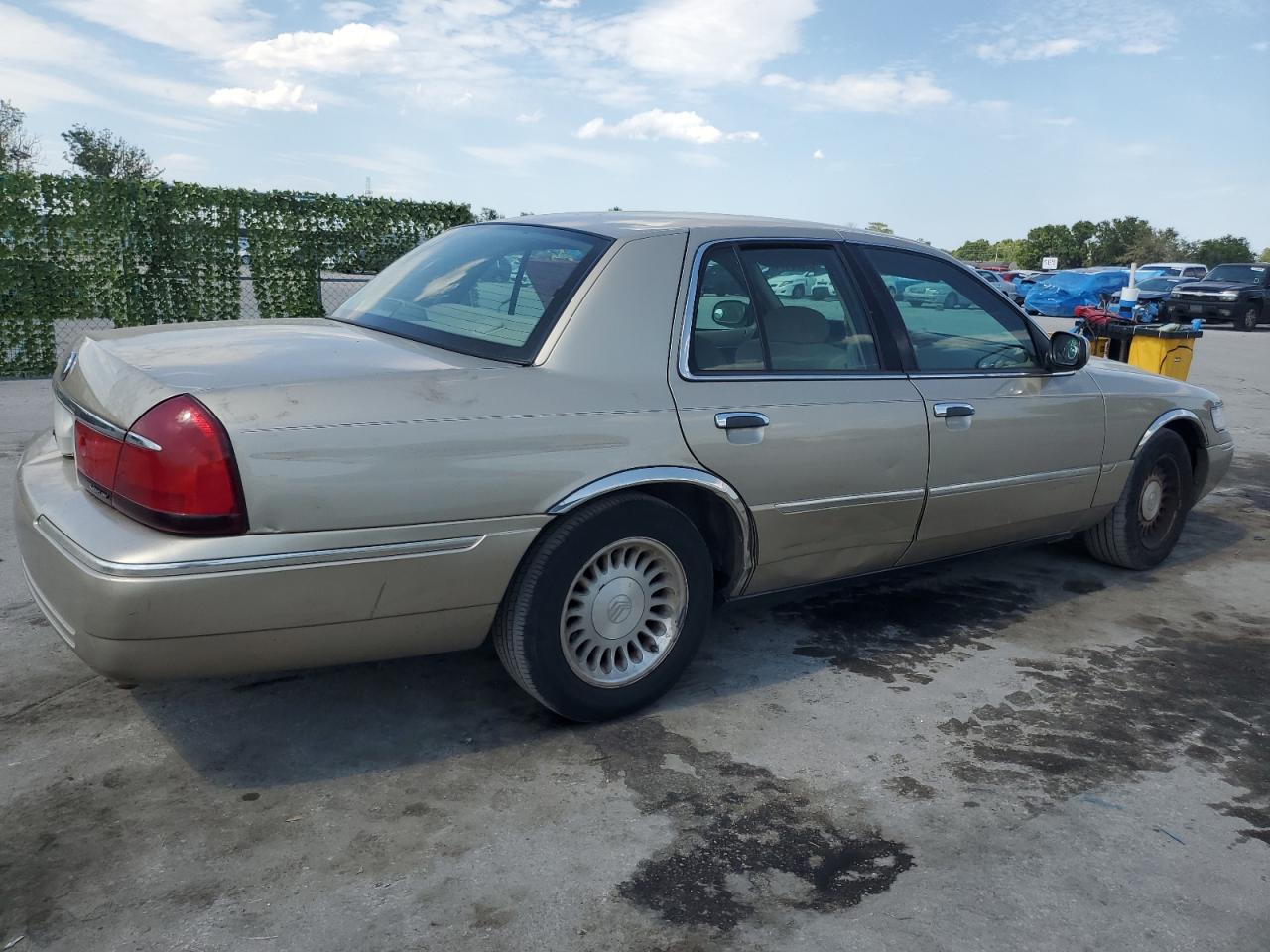 Photo 2 VIN: 2MEFM75W6YX737140 - MERCURY GRAND MARQUIS 