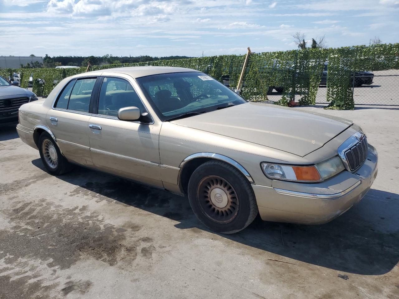 Photo 3 VIN: 2MEFM75W6YX737140 - MERCURY GRAND MARQUIS 