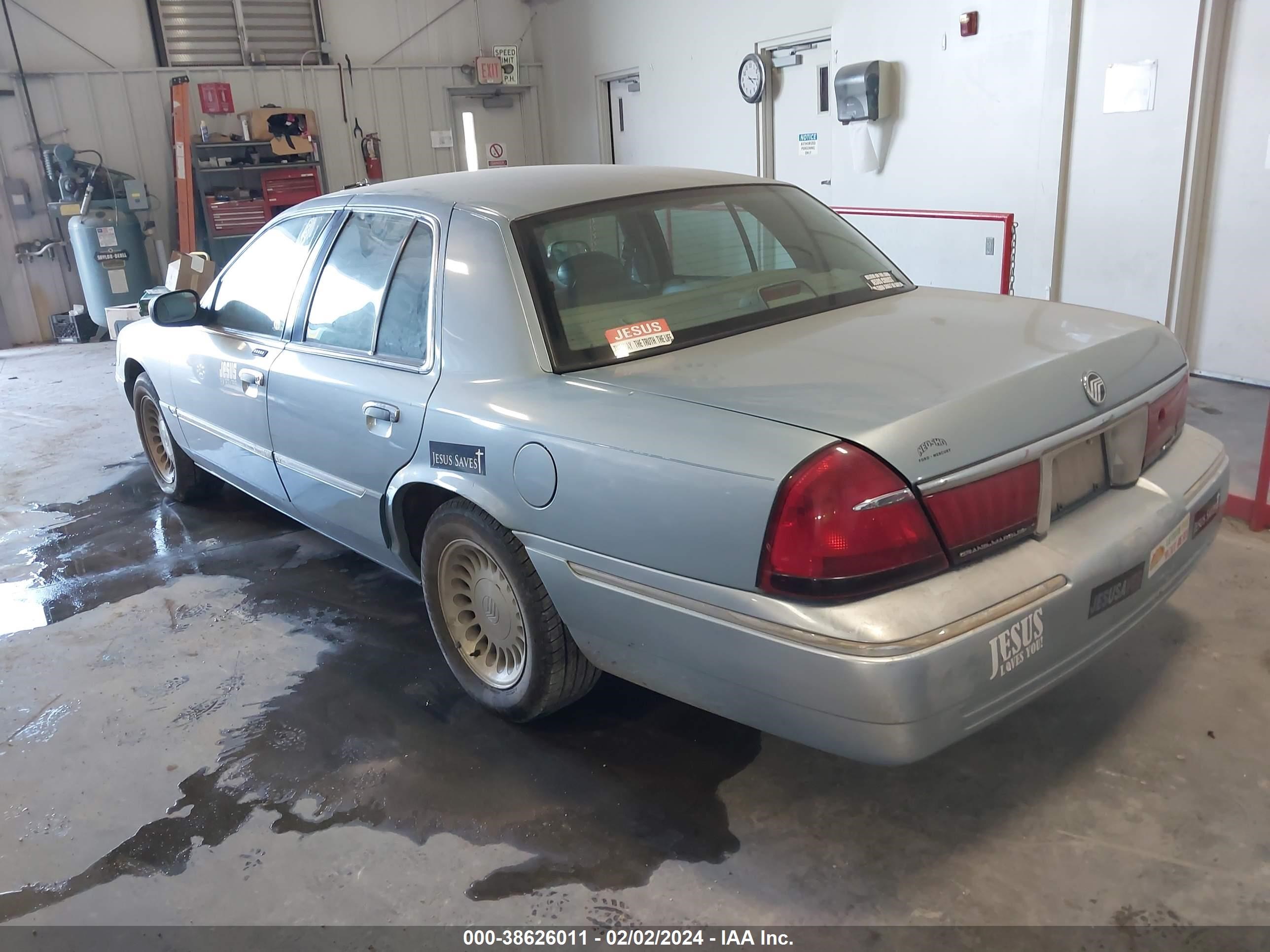 Photo 2 VIN: 2MEFM75W72X617970 - MERCURY GRAND MARQUIS 