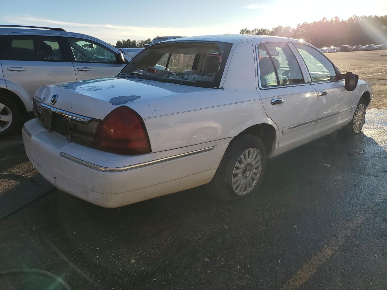 Photo 2 VIN: 2MEFM75W77X601503 - MERCURY GRAND MARQUIS 