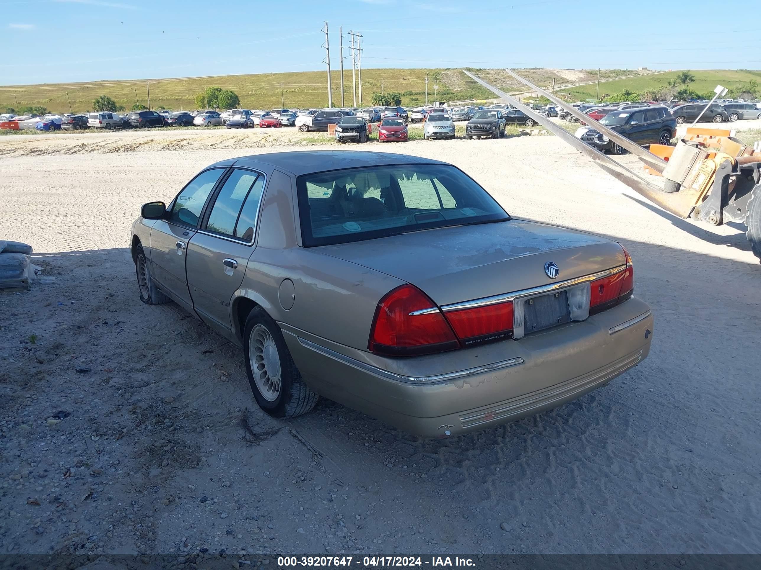 Photo 2 VIN: 2MEFM75W7YX611756 - MERCURY GRAND MARQUIS 