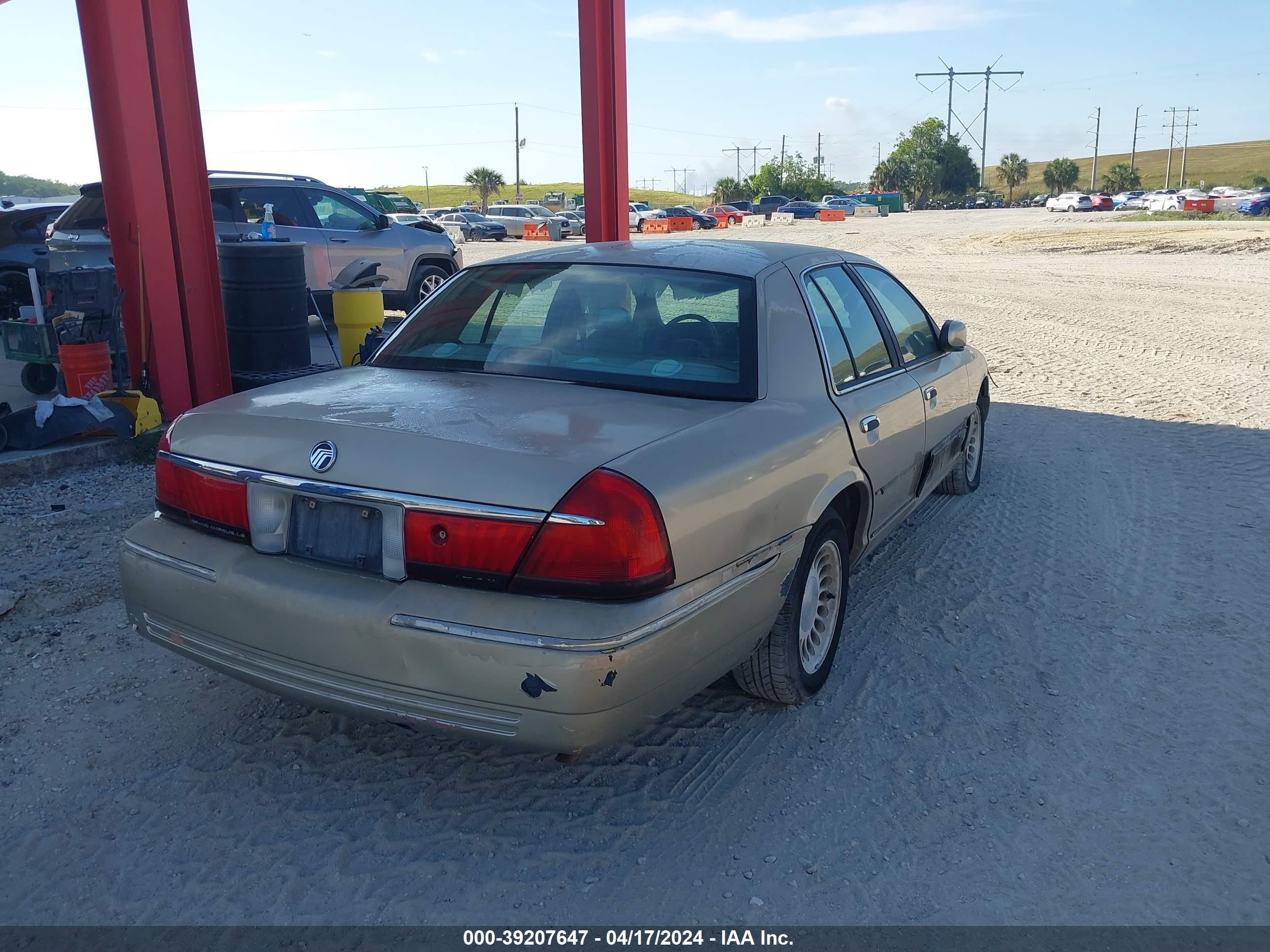 Photo 3 VIN: 2MEFM75W7YX611756 - MERCURY GRAND MARQUIS 