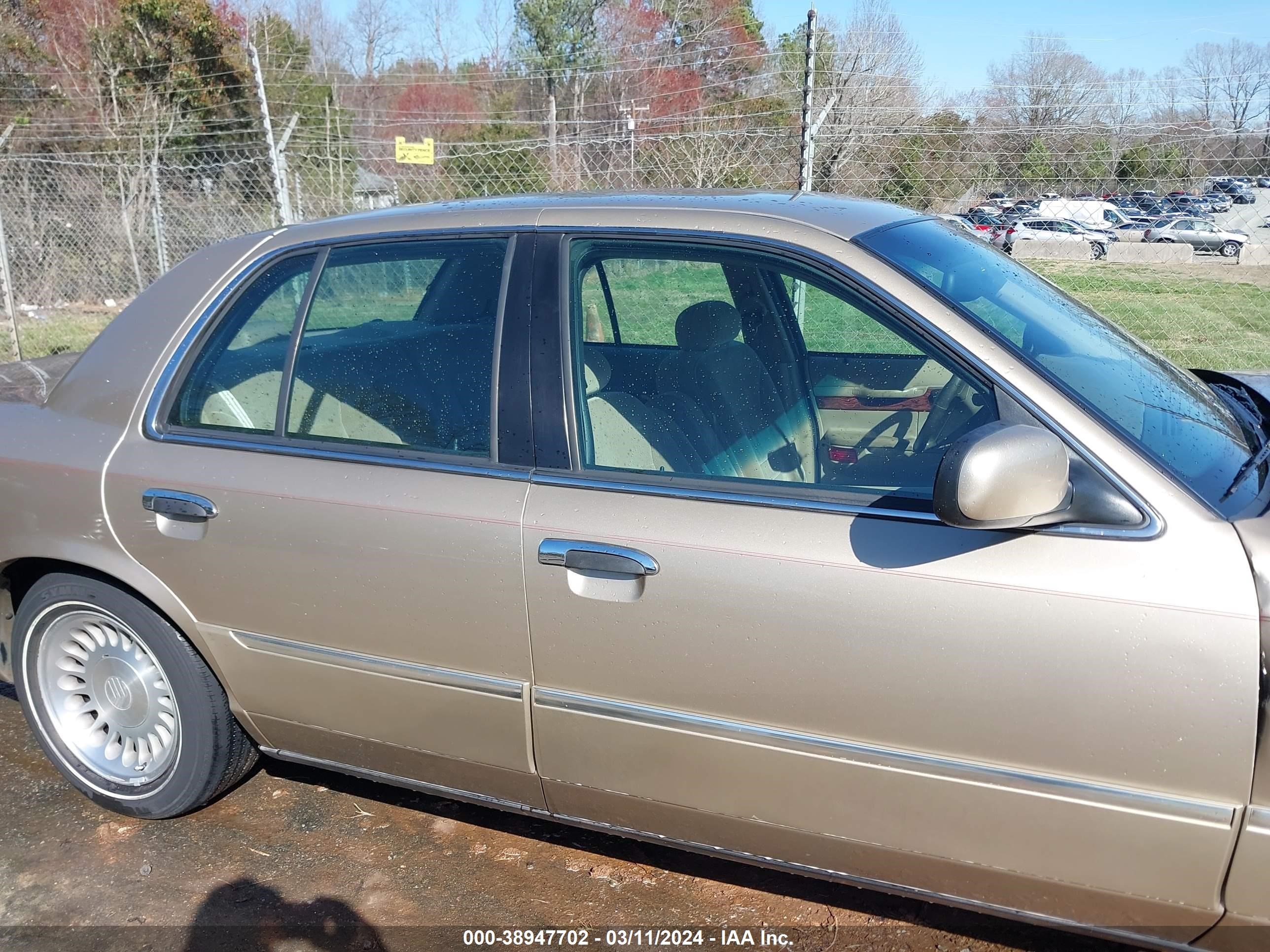 Photo 12 VIN: 2MEFM75W7YX670791 - MERCURY GRAND MARQUIS 