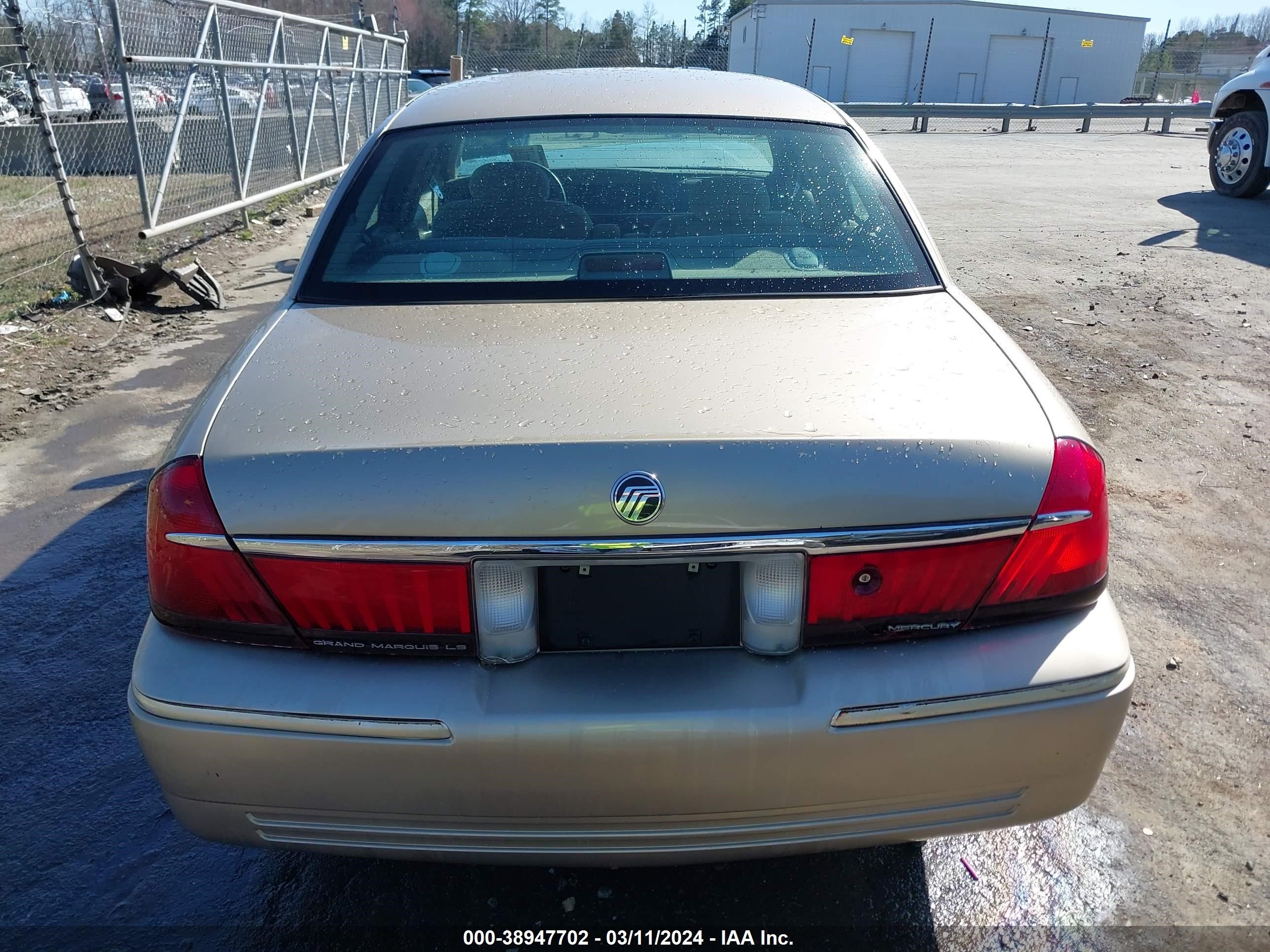 Photo 15 VIN: 2MEFM75W7YX670791 - MERCURY GRAND MARQUIS 