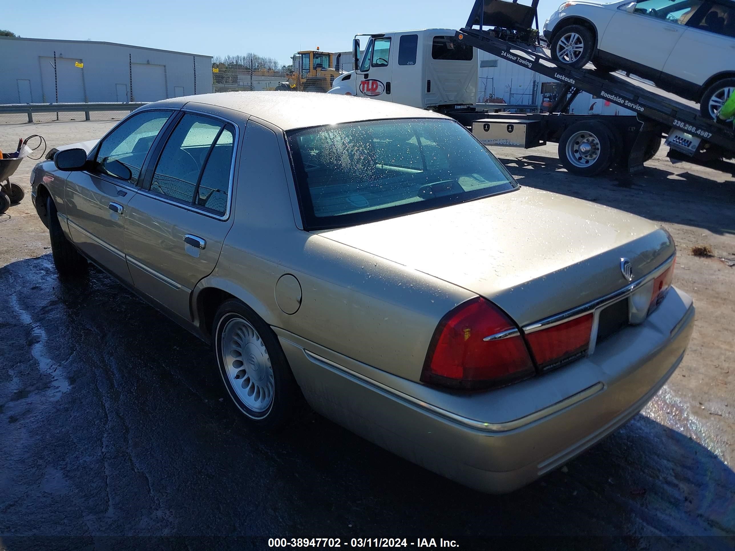 Photo 2 VIN: 2MEFM75W7YX670791 - MERCURY GRAND MARQUIS 