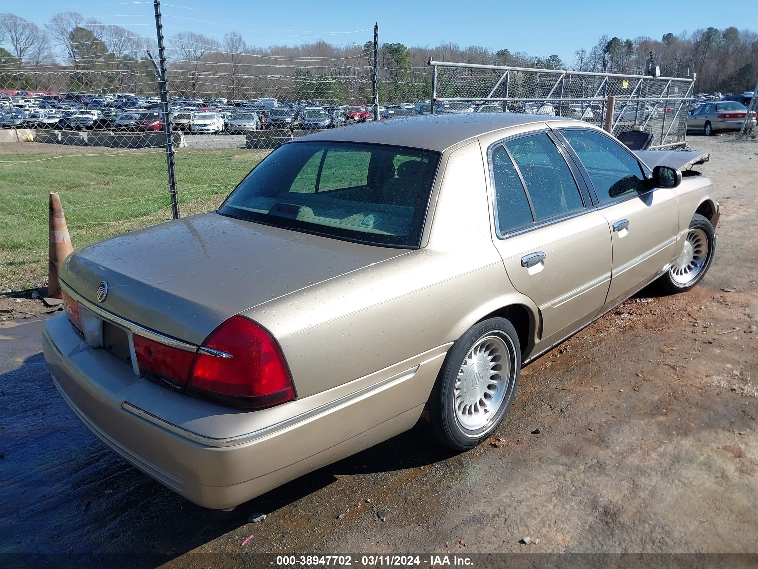 Photo 3 VIN: 2MEFM75W7YX670791 - MERCURY GRAND MARQUIS 