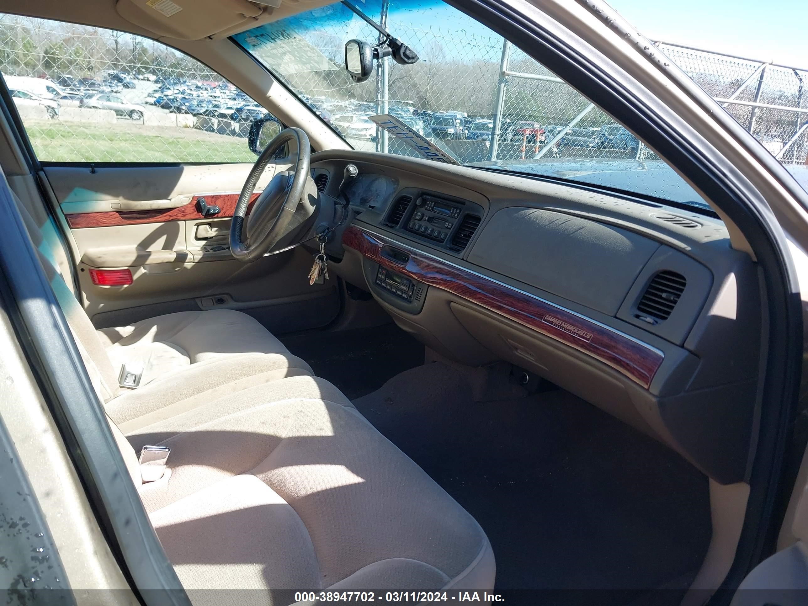 Photo 4 VIN: 2MEFM75W7YX670791 - MERCURY GRAND MARQUIS 