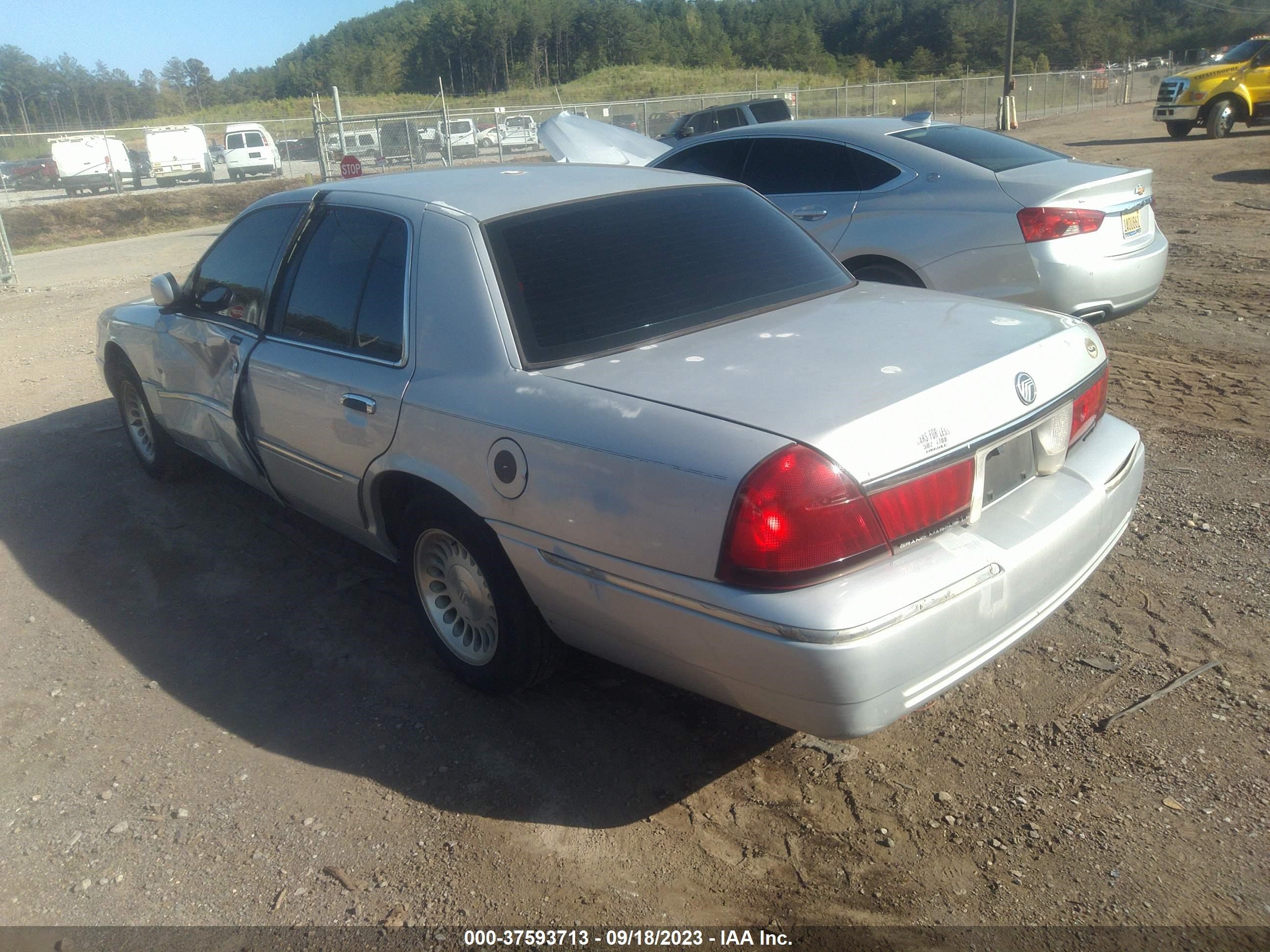 Photo 2 VIN: 2MEFM75W7YX676459 - MERCURY GRAND MARQUIS 