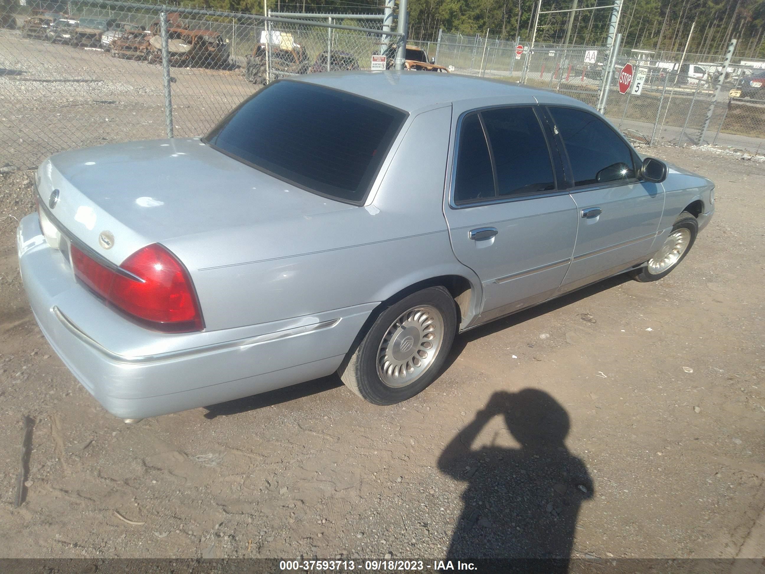 Photo 3 VIN: 2MEFM75W7YX676459 - MERCURY GRAND MARQUIS 