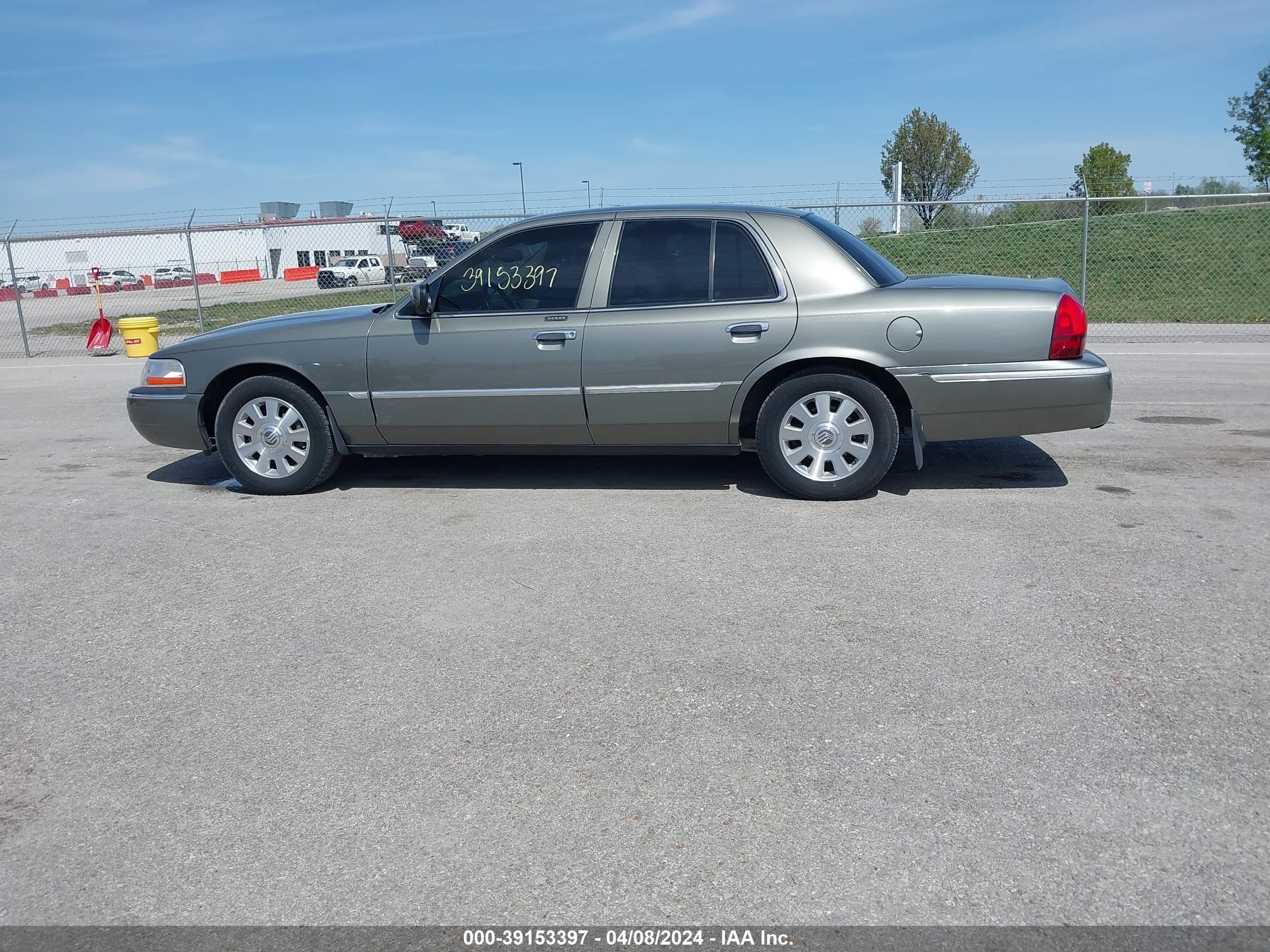 Photo 13 VIN: 2MEFM75W83X676592 - MERCURY GRAND MARQUIS 