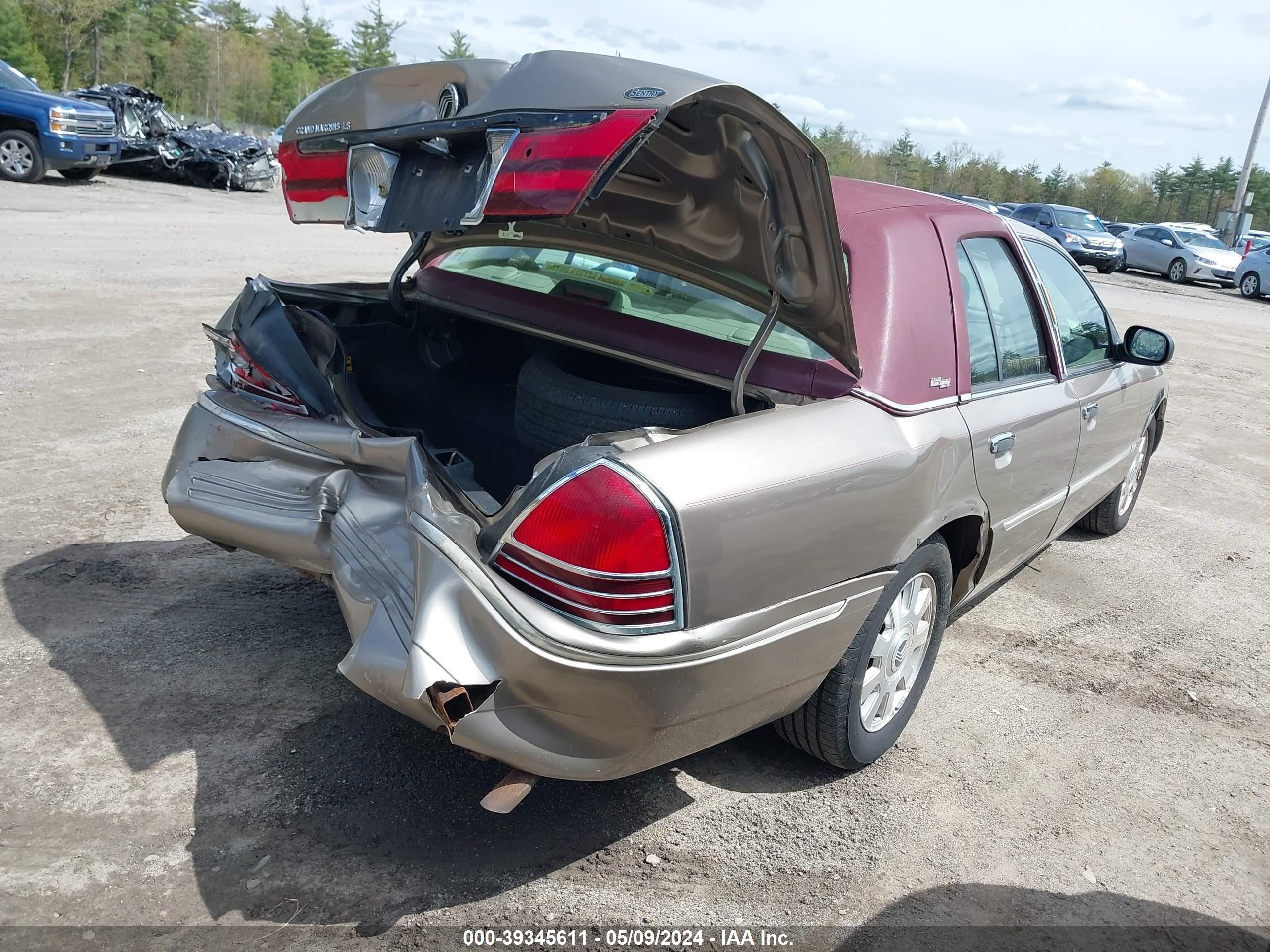 Photo 3 VIN: 2MEFM75W84X673144 - MERCURY GRAND MARQUIS 