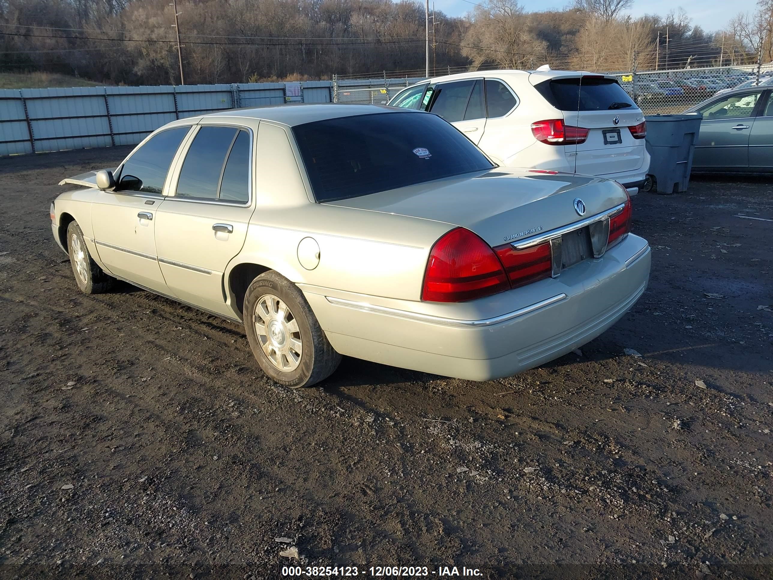 Photo 2 VIN: 2MEFM75W85X669418 - MERCURY GRAND MARQUIS 