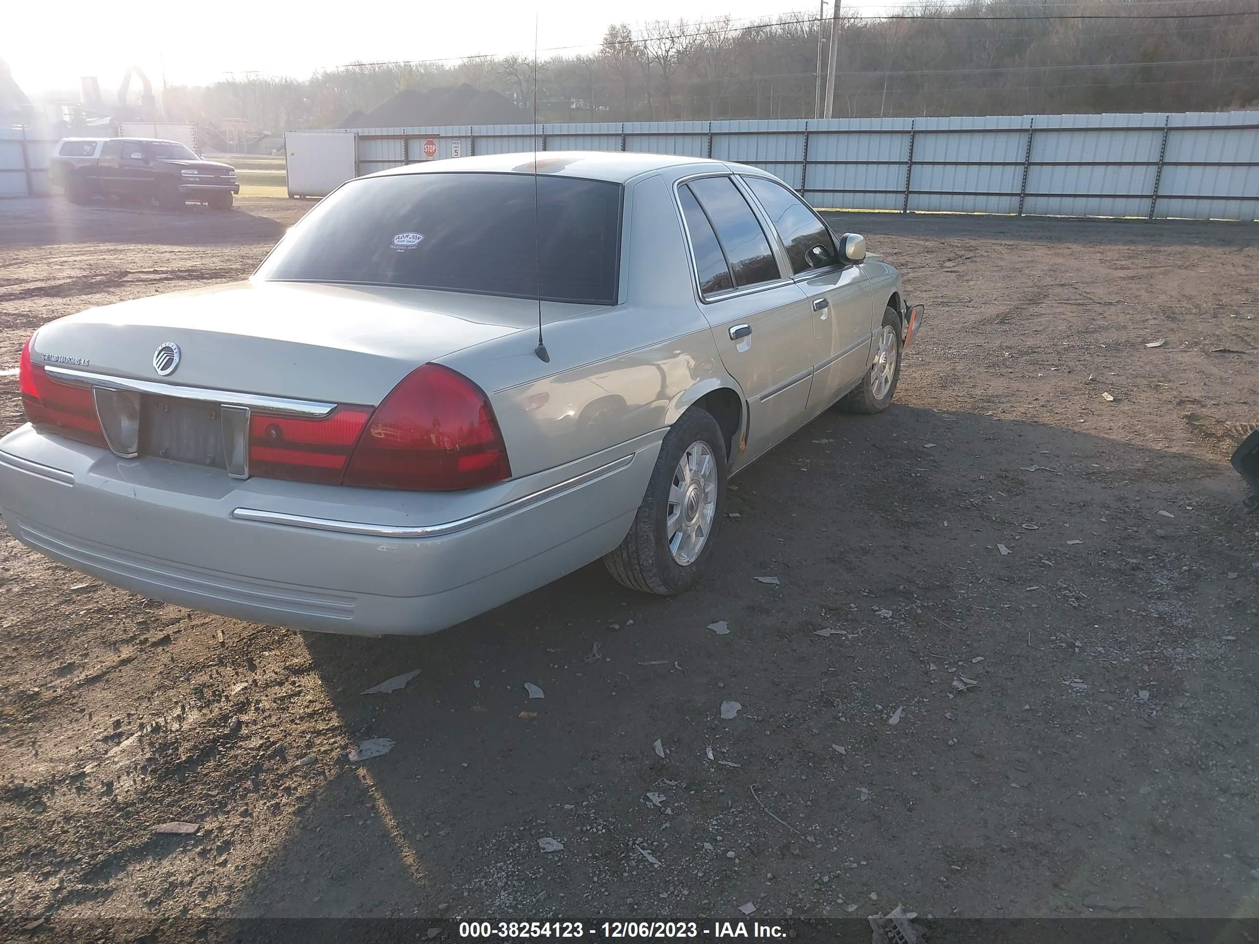 Photo 3 VIN: 2MEFM75W85X669418 - MERCURY GRAND MARQUIS 