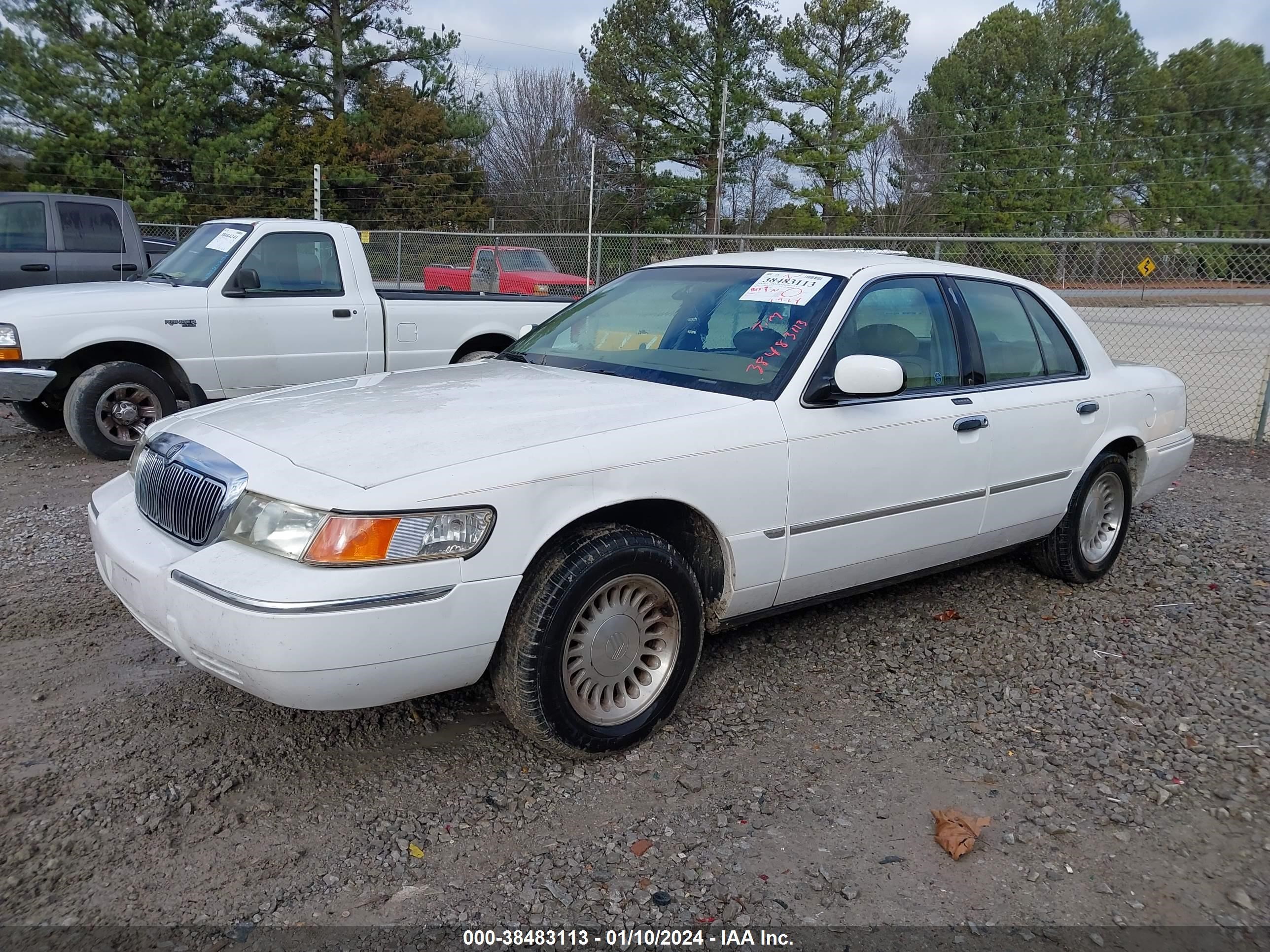 Photo 1 VIN: 2MEFM75W8YX711803 - MERCURY GRAND MARQUIS 