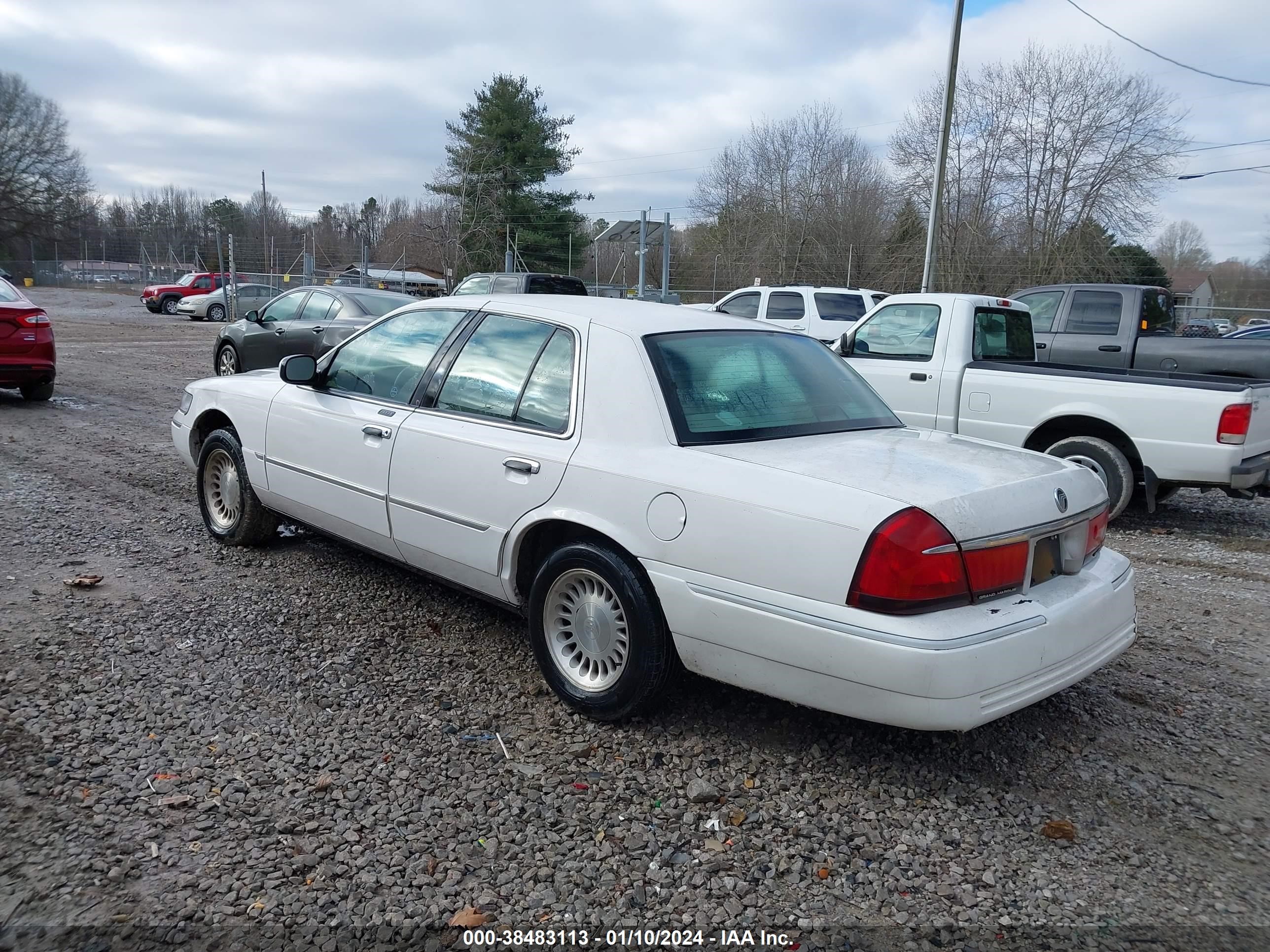 Photo 2 VIN: 2MEFM75W8YX711803 - MERCURY GRAND MARQUIS 