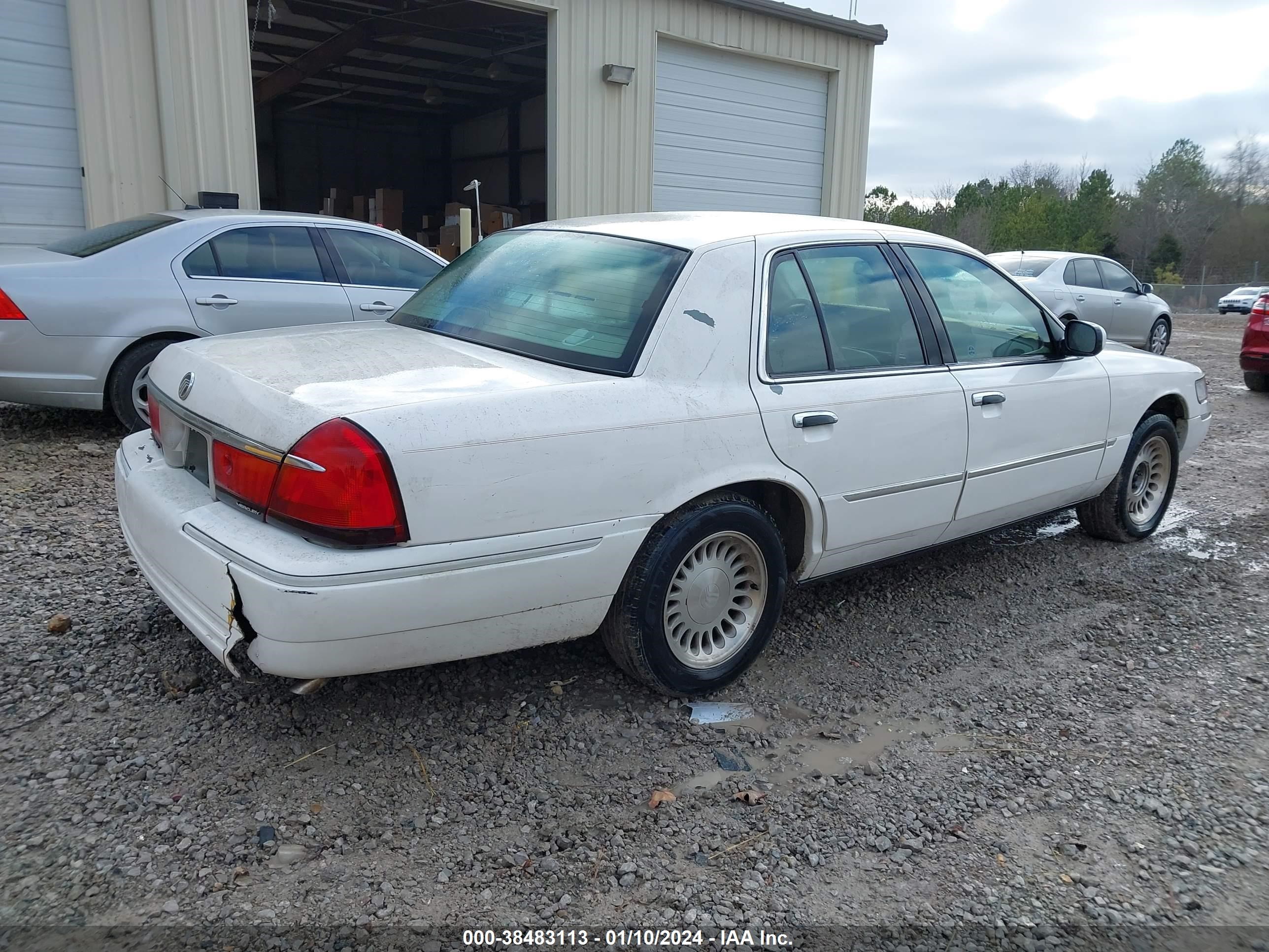 Photo 3 VIN: 2MEFM75W8YX711803 - MERCURY GRAND MARQUIS 