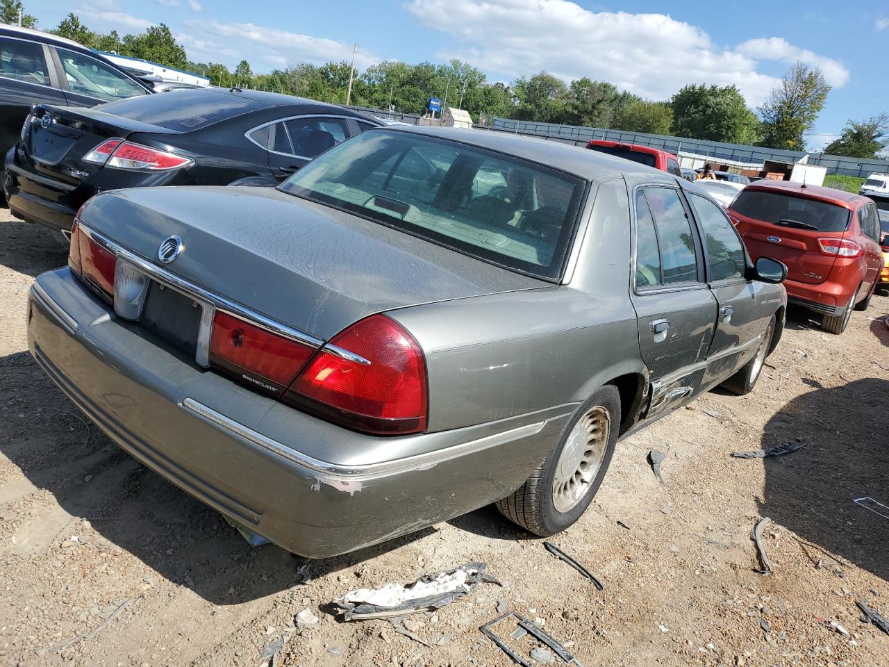 Photo 2 VIN: 2MEFM75W91X702498 - MERCURY GRAND MARQUIS 