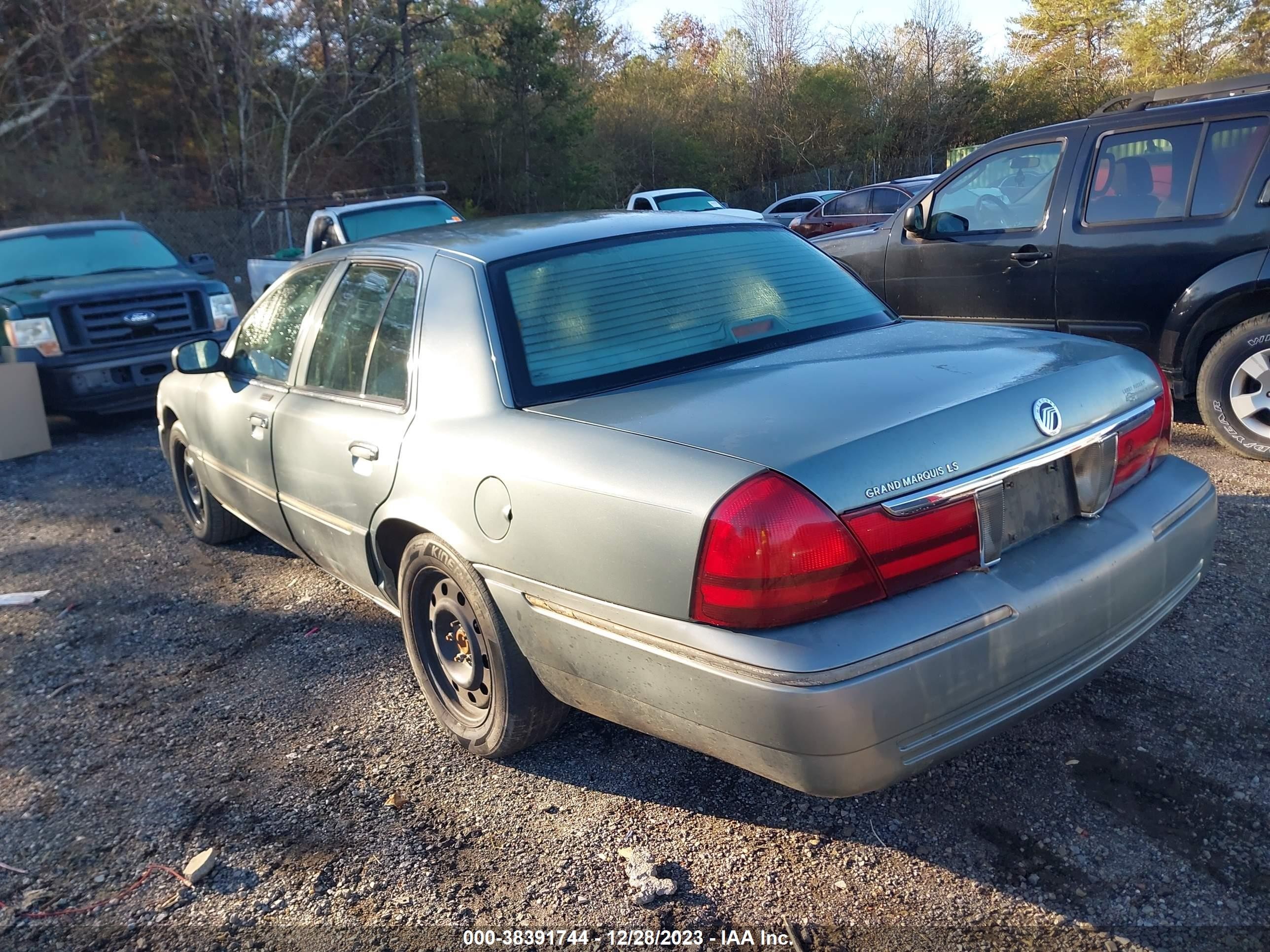 Photo 2 VIN: 2MEFM75W95X649842 - MERCURY GRAND MARQUIS 