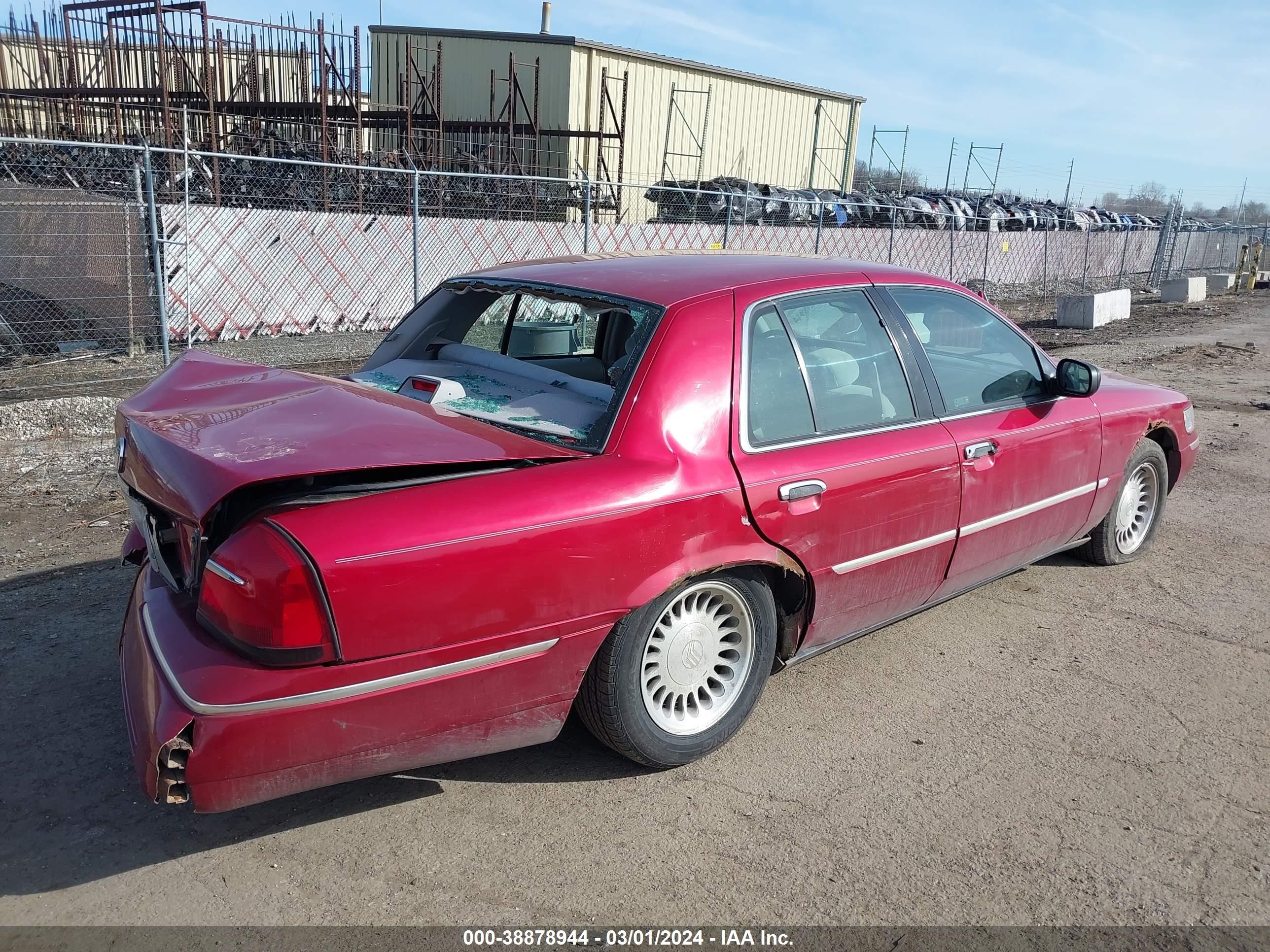 Photo 3 VIN: 2MEFM75W9WX607091 - MERCURY GRAND MARQUIS 