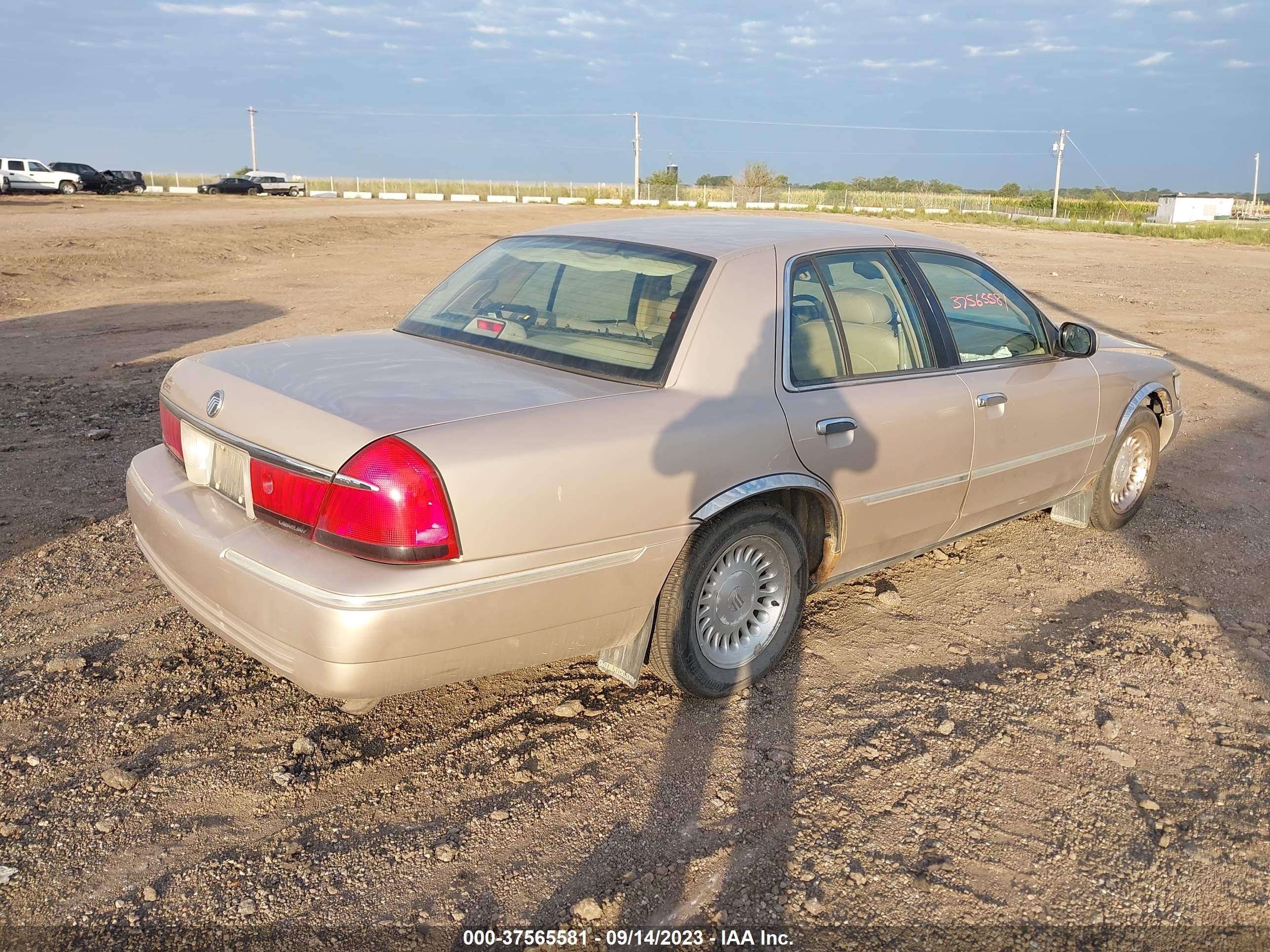 Photo 3 VIN: 2MEFM75W9WX657330 - MERCURY GRAND MARQUIS 