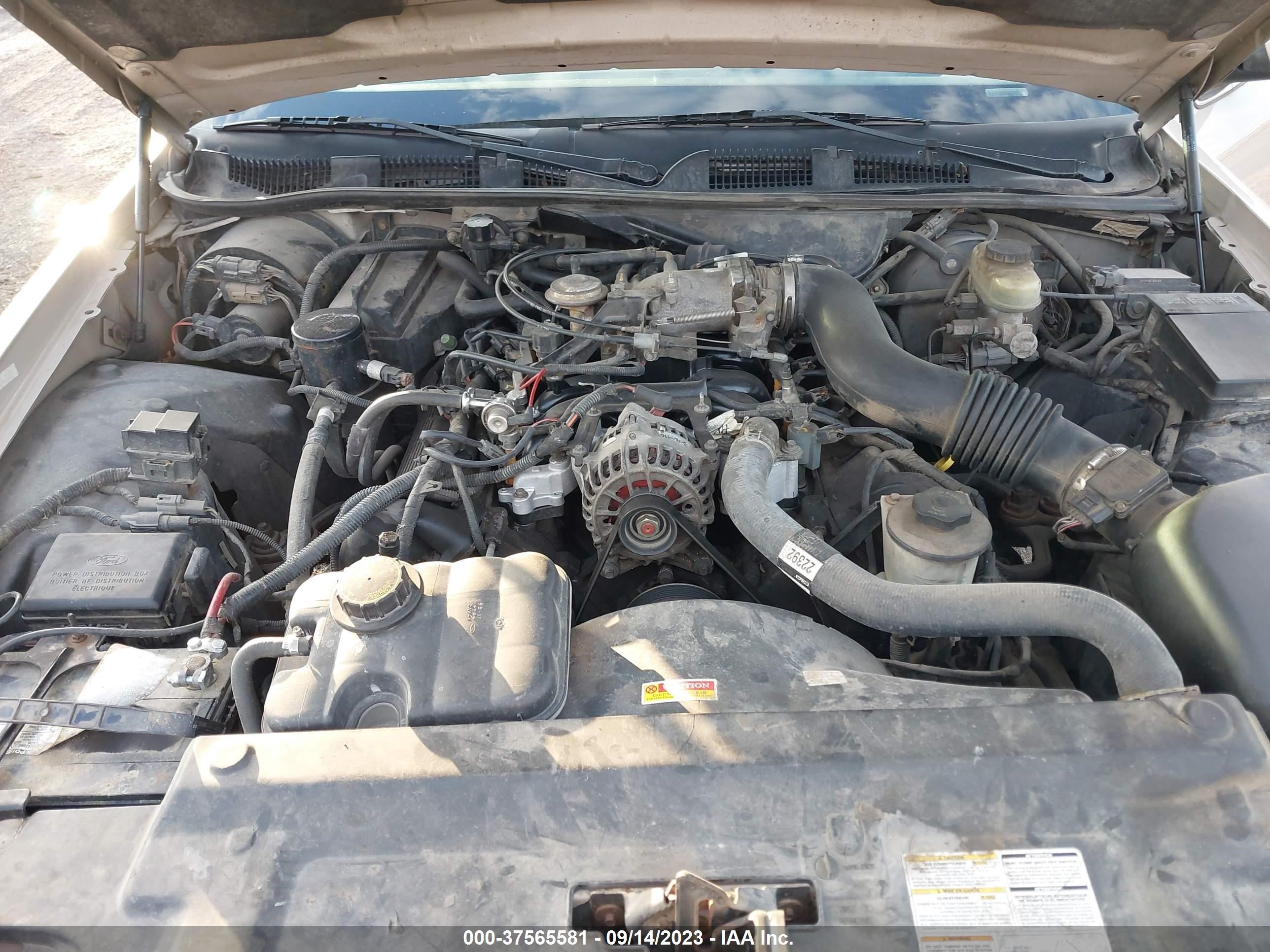 Photo 9 VIN: 2MEFM75W9WX657330 - MERCURY GRAND MARQUIS 