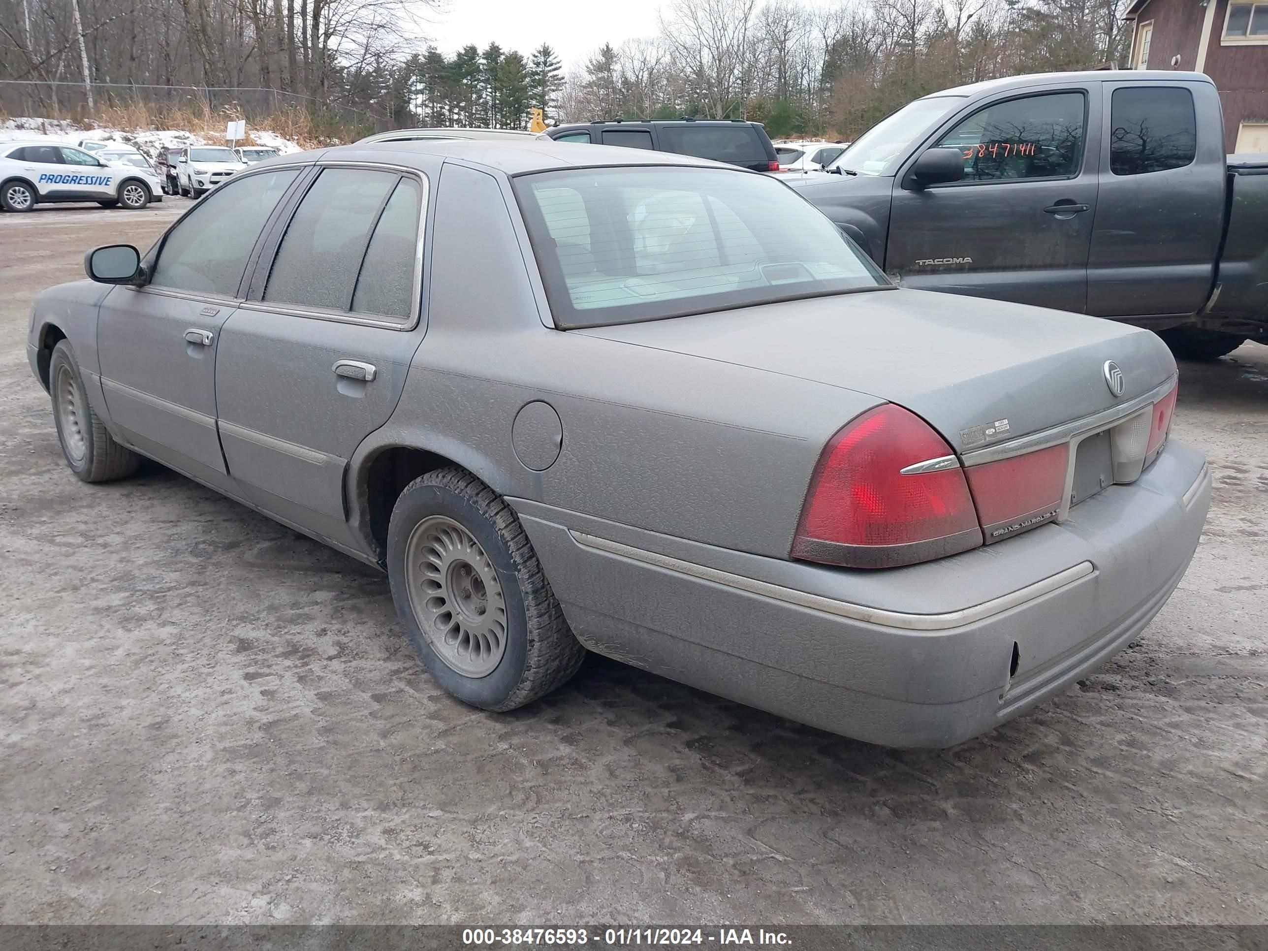 Photo 2 VIN: 2MEFM75W9YX622743 - MERCURY GRAND MARQUIS 