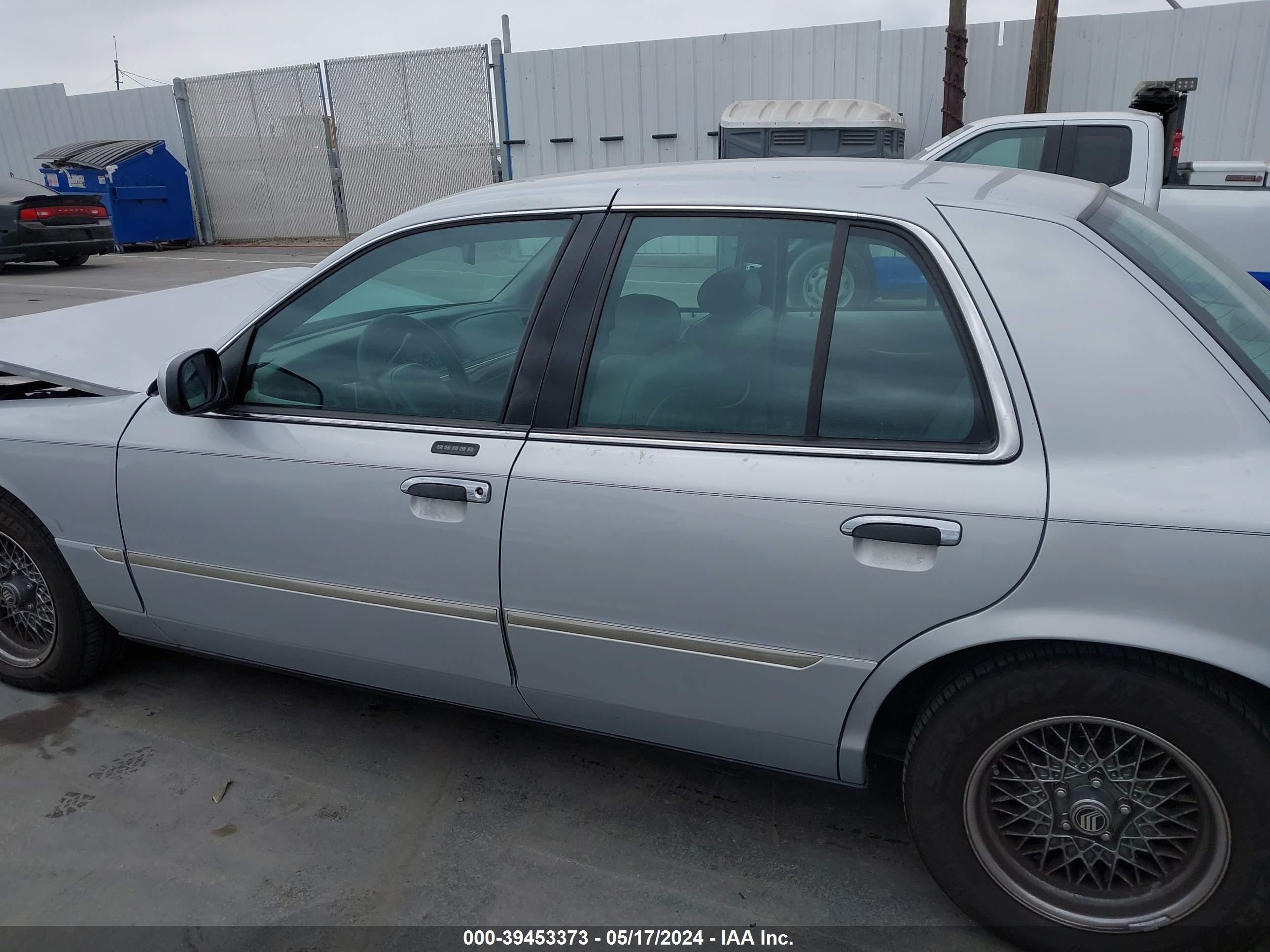 Photo 12 VIN: 2MEFM75W9YX654947 - MERCURY GRAND MARQUIS 