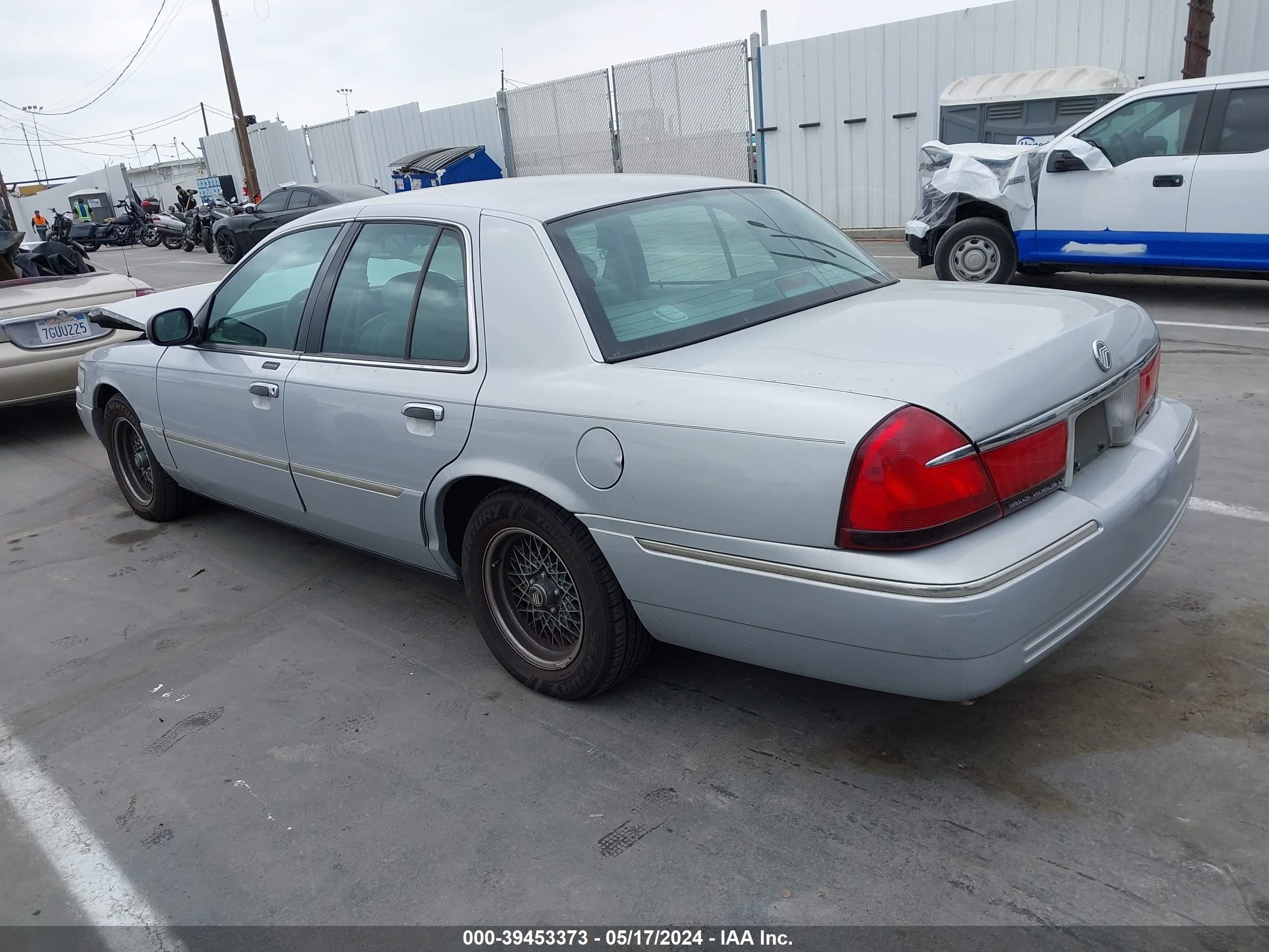 Photo 2 VIN: 2MEFM75W9YX654947 - MERCURY GRAND MARQUIS 