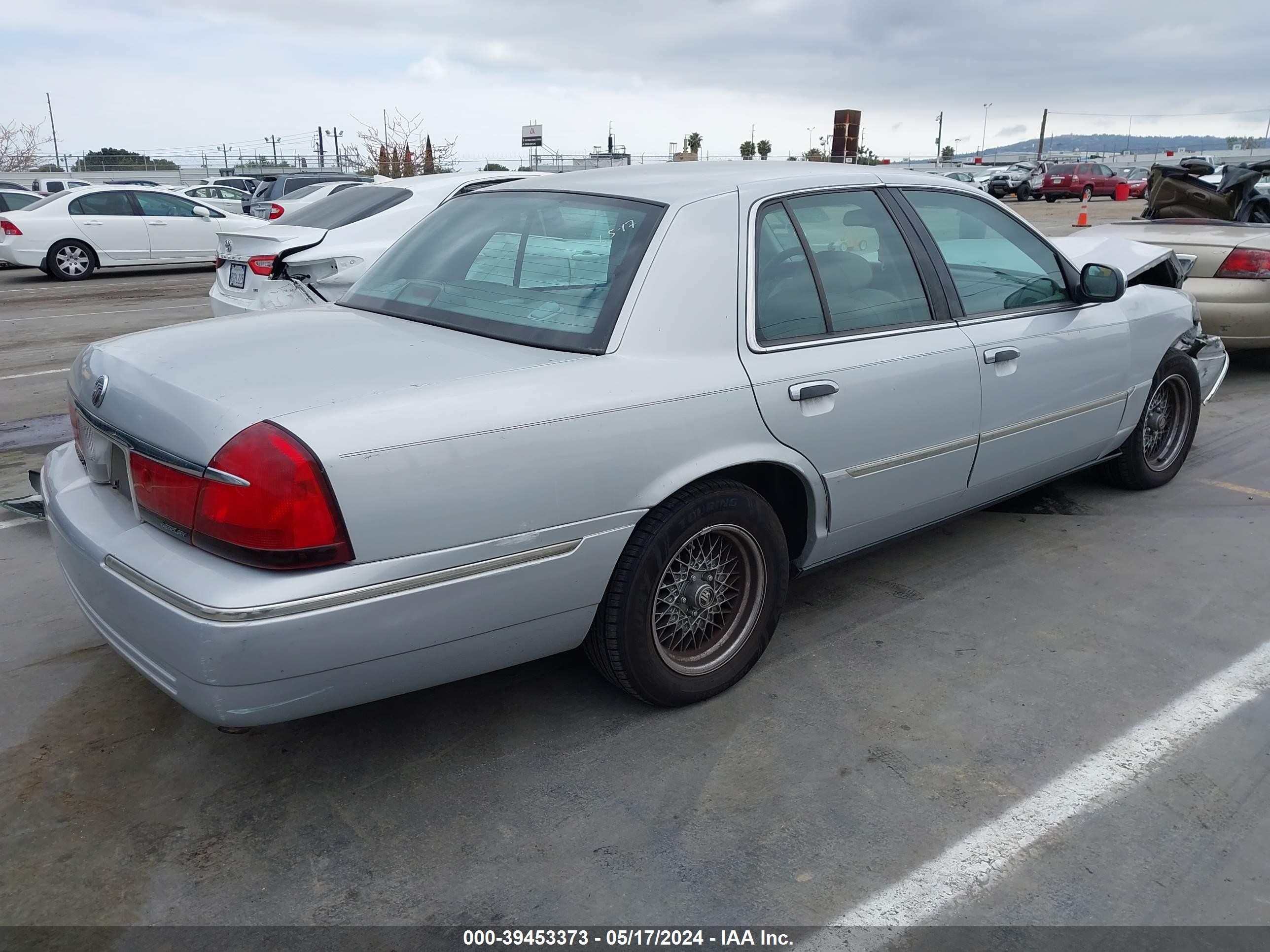 Photo 3 VIN: 2MEFM75W9YX654947 - MERCURY GRAND MARQUIS 