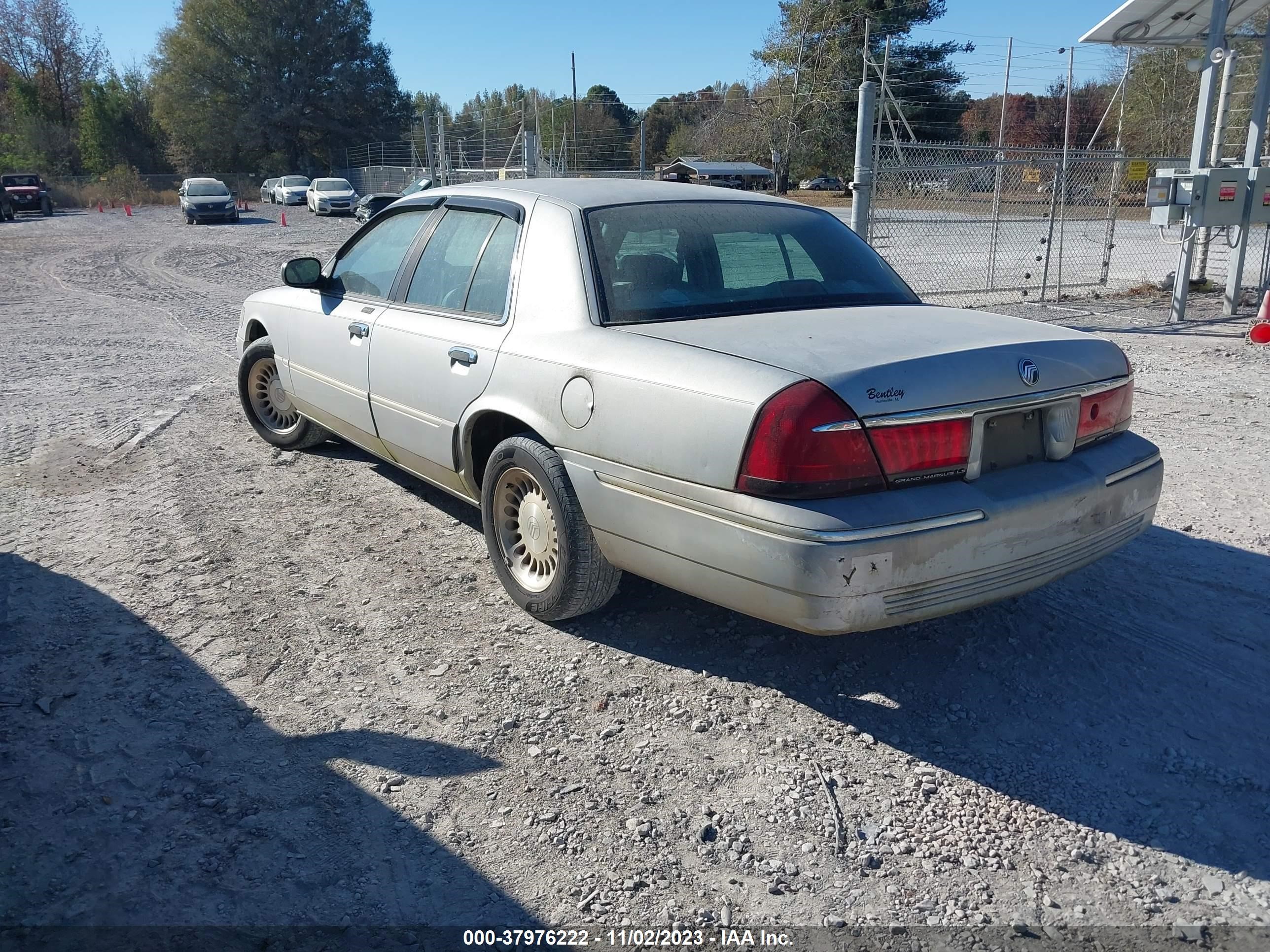 Photo 2 VIN: 2MEFM75W9YX718484 - MERCURY GRAND MARQUIS 