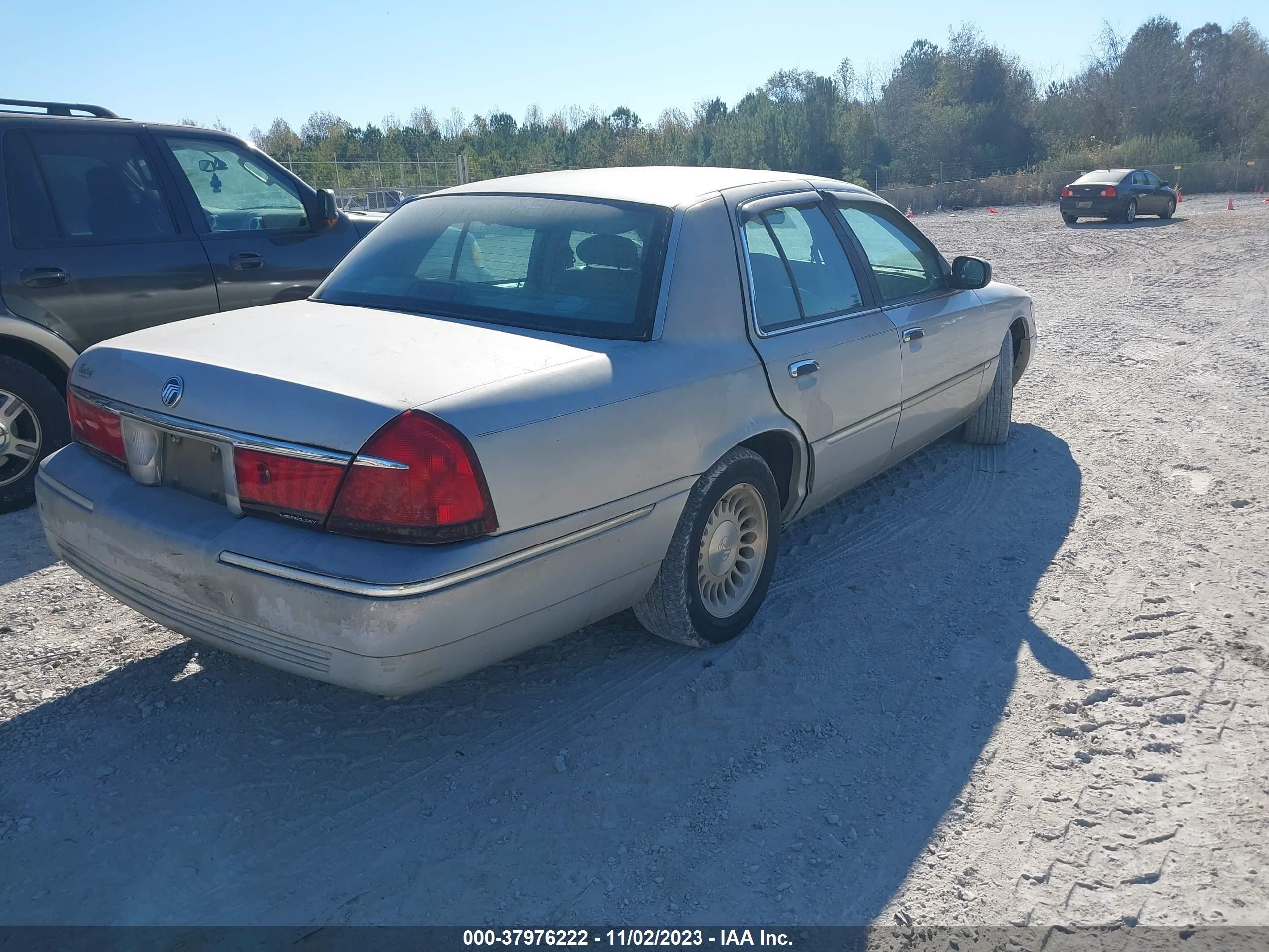 Photo 3 VIN: 2MEFM75W9YX718484 - MERCURY GRAND MARQUIS 