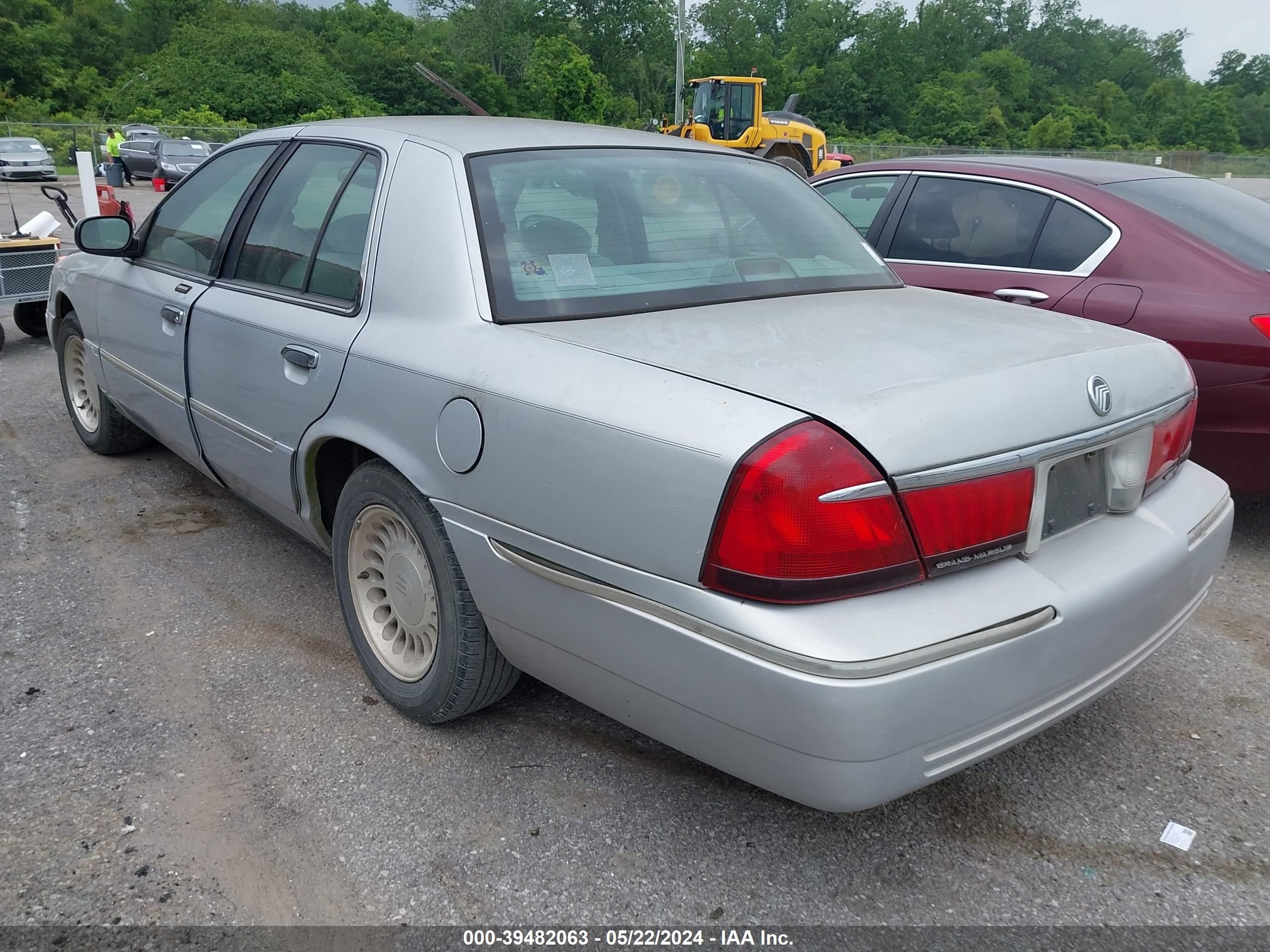 Photo 2 VIN: 2MEFM75WX1X659628 - MERCURY GRAND MARQUIS 