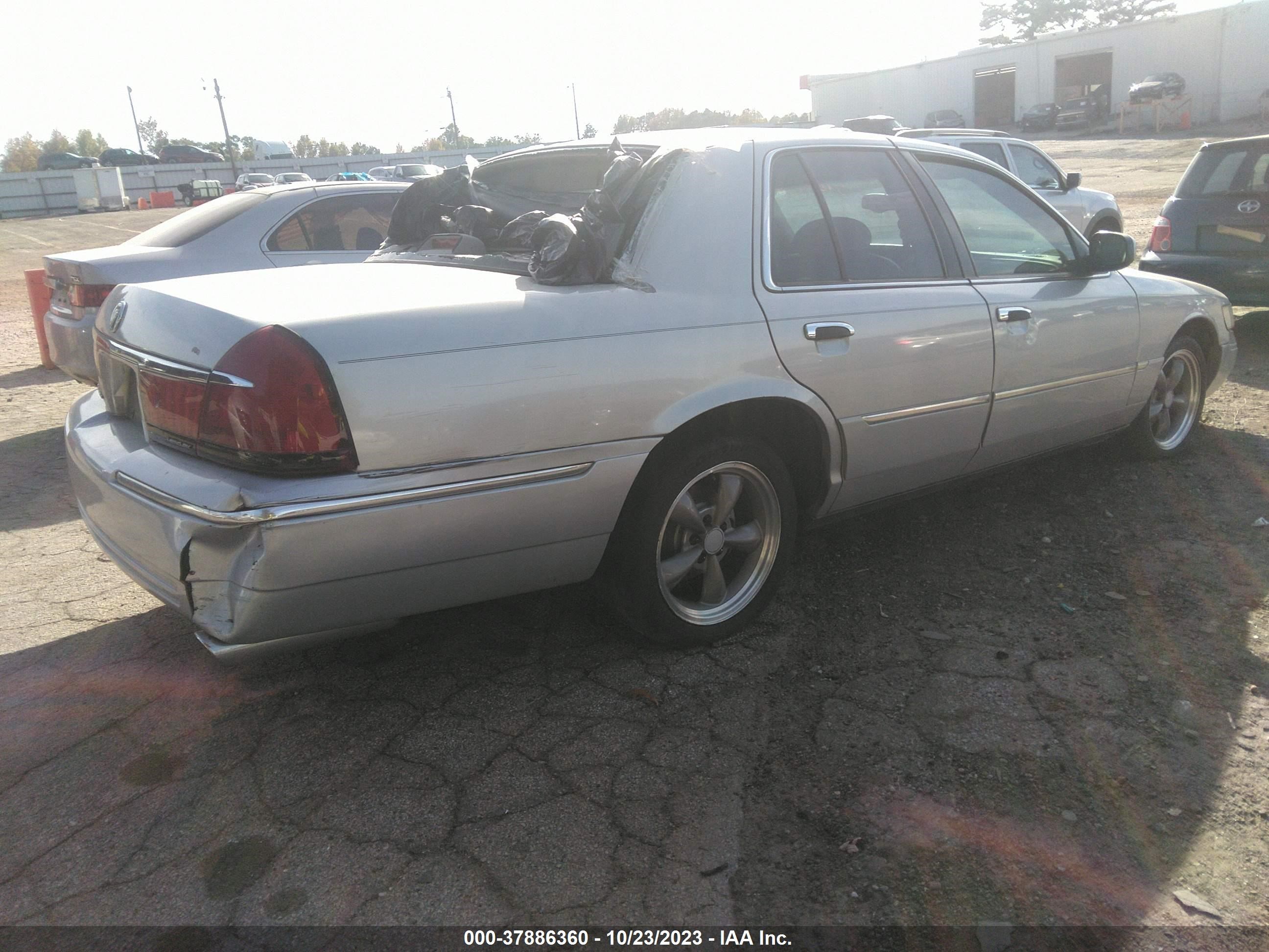 Photo 3 VIN: 2MEFM75WX2X635623 - MERCURY GRAND MARQUIS 