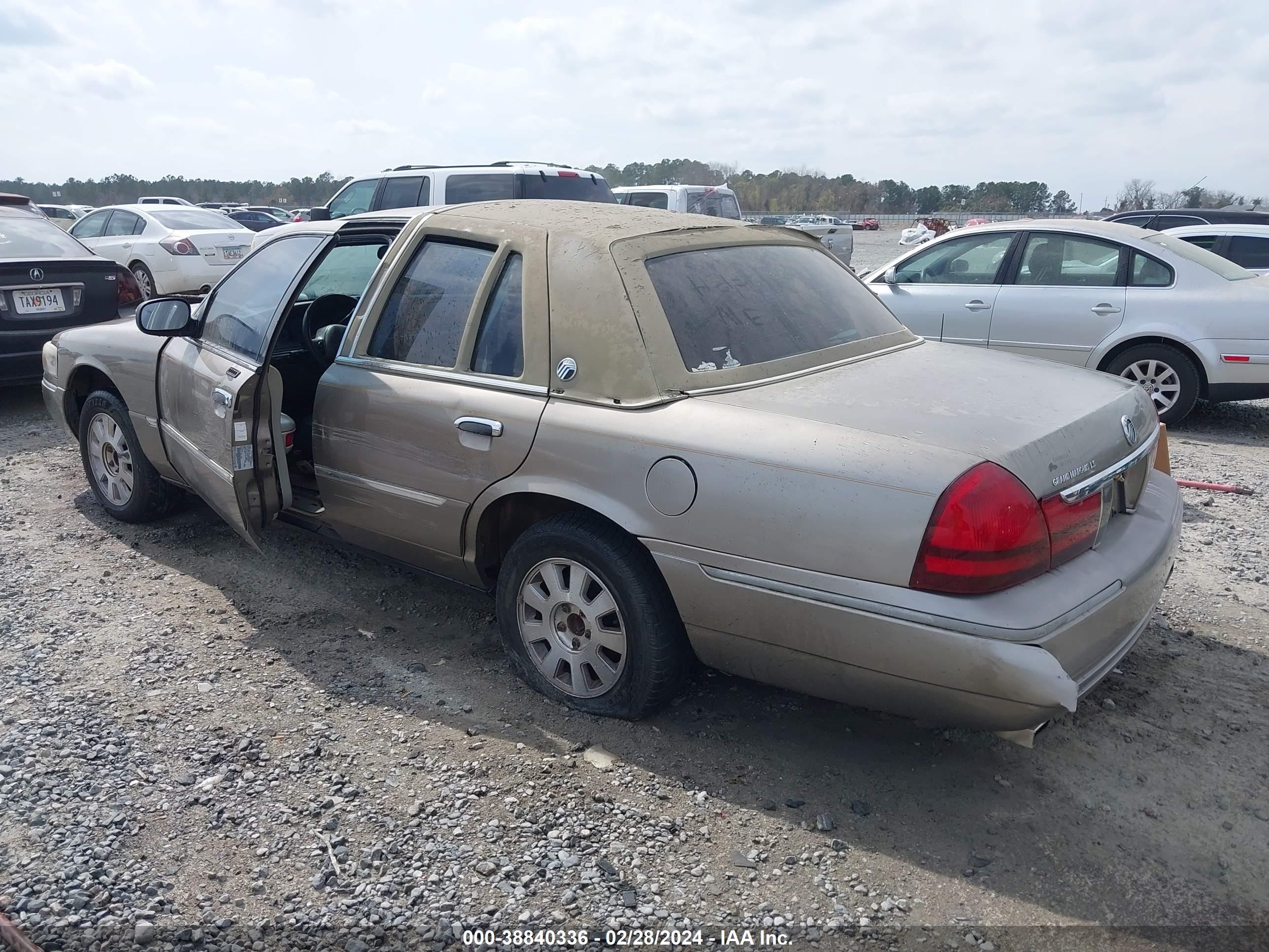 Photo 2 VIN: 2MEFM75WX3X608357 - MERCURY GRAND MARQUIS 